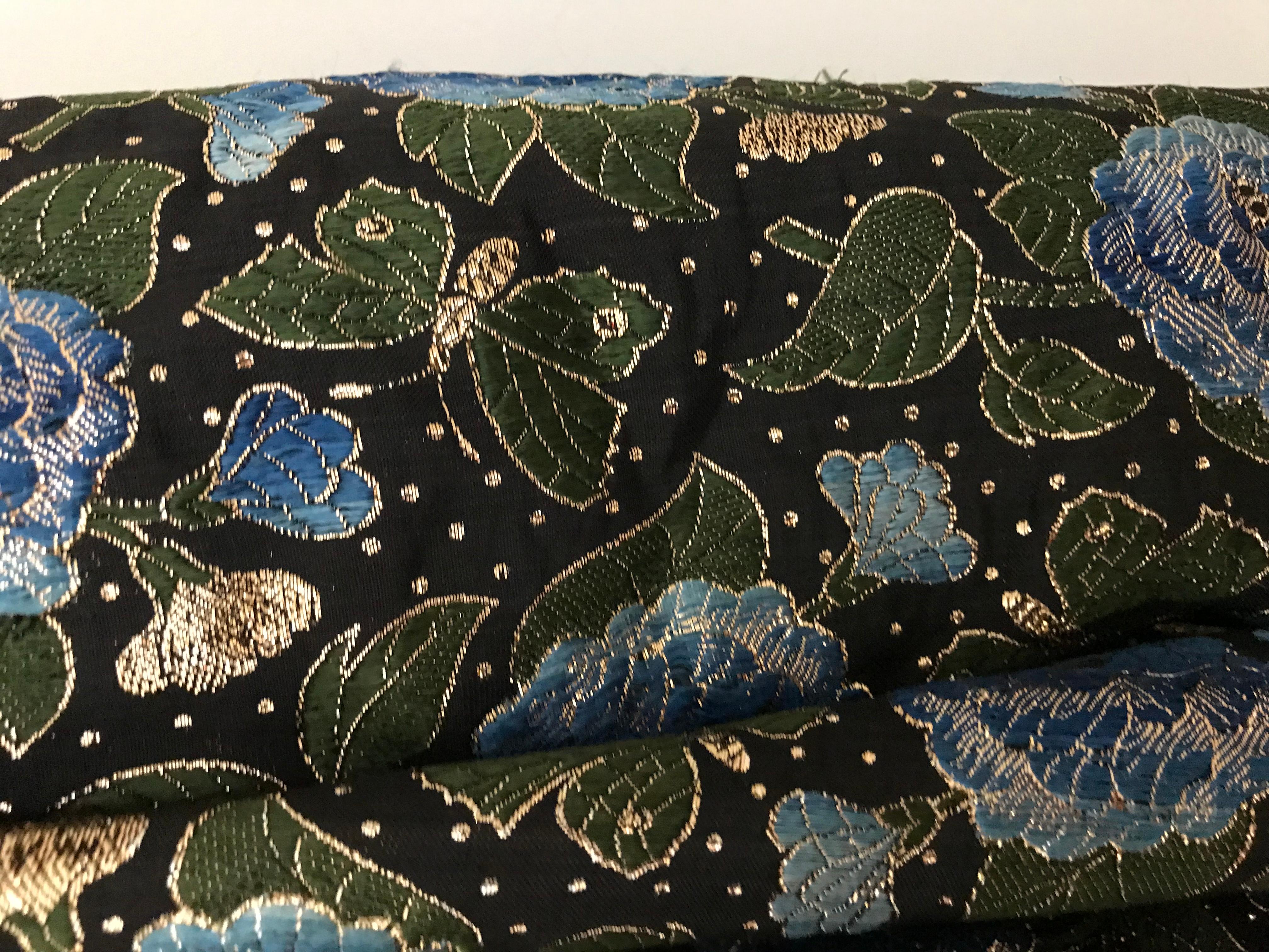  Brocart imprimé papillons verts et bleus des années 1950  Manteau manteau Bon état - En vente à Beverly Hills, CA