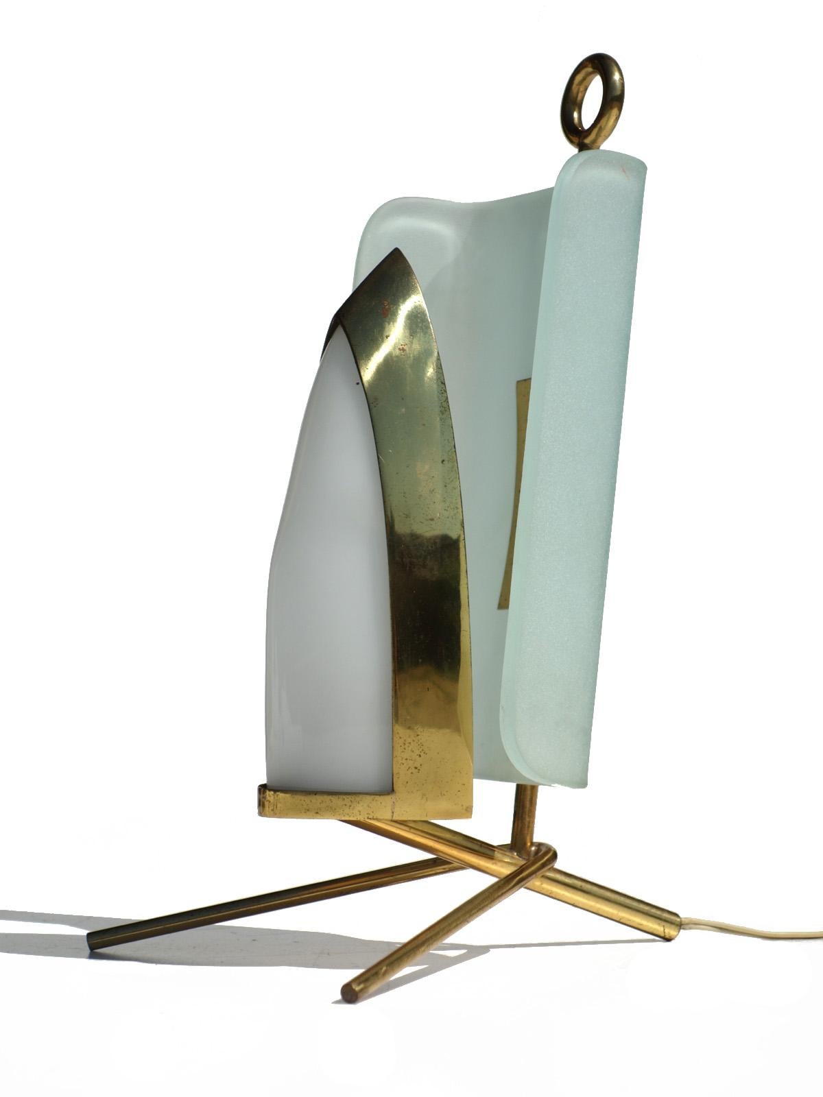 Table Lamp by Arredoluce
Italy, 1950.

Brass frame, curved glass and white plastic.
Excellent condition
Perfect working order.
