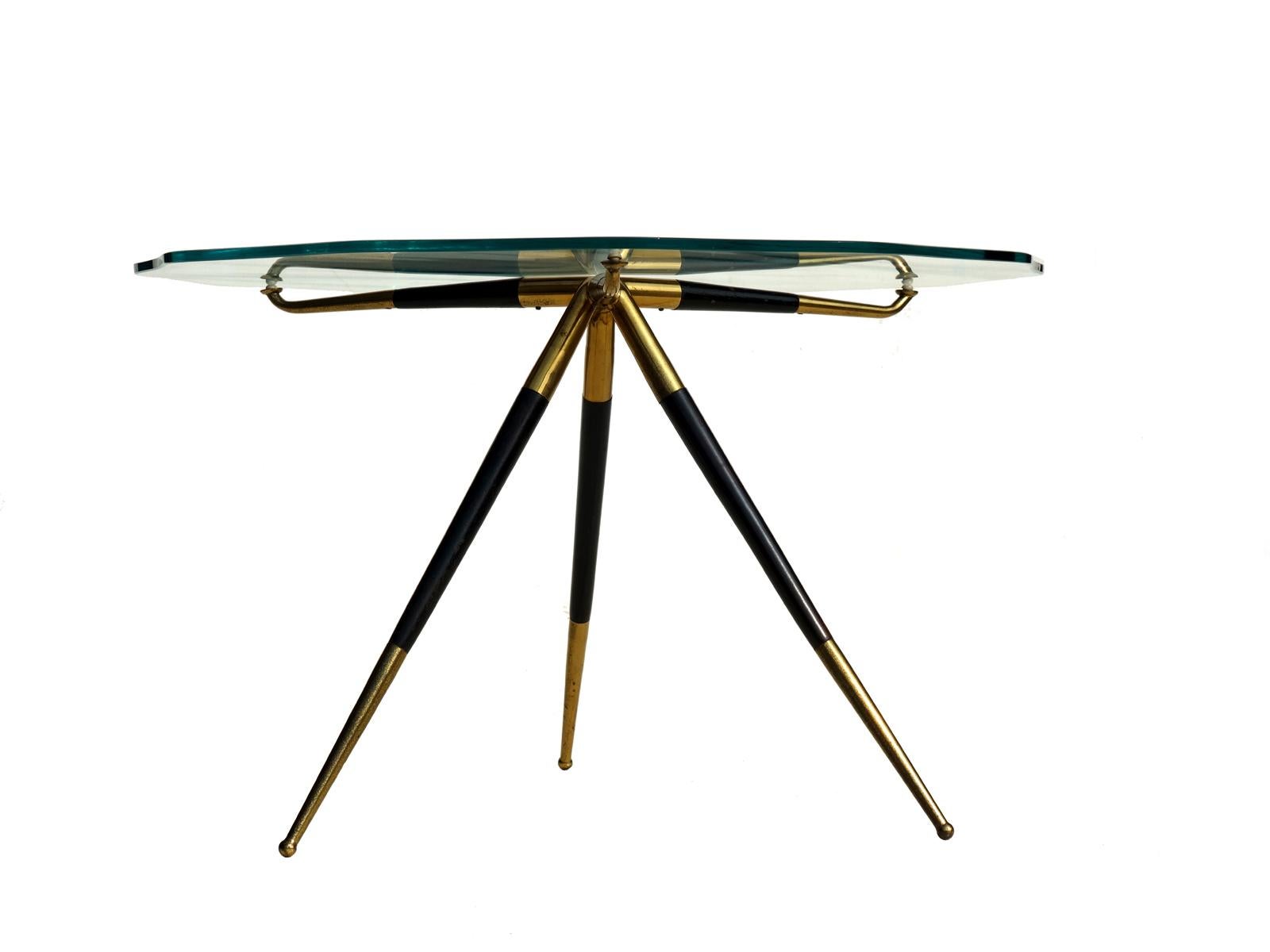 Rare coffee table.
Mahogany and brass base, original 1950s crystal top.
Excellent condition, glass perfect.