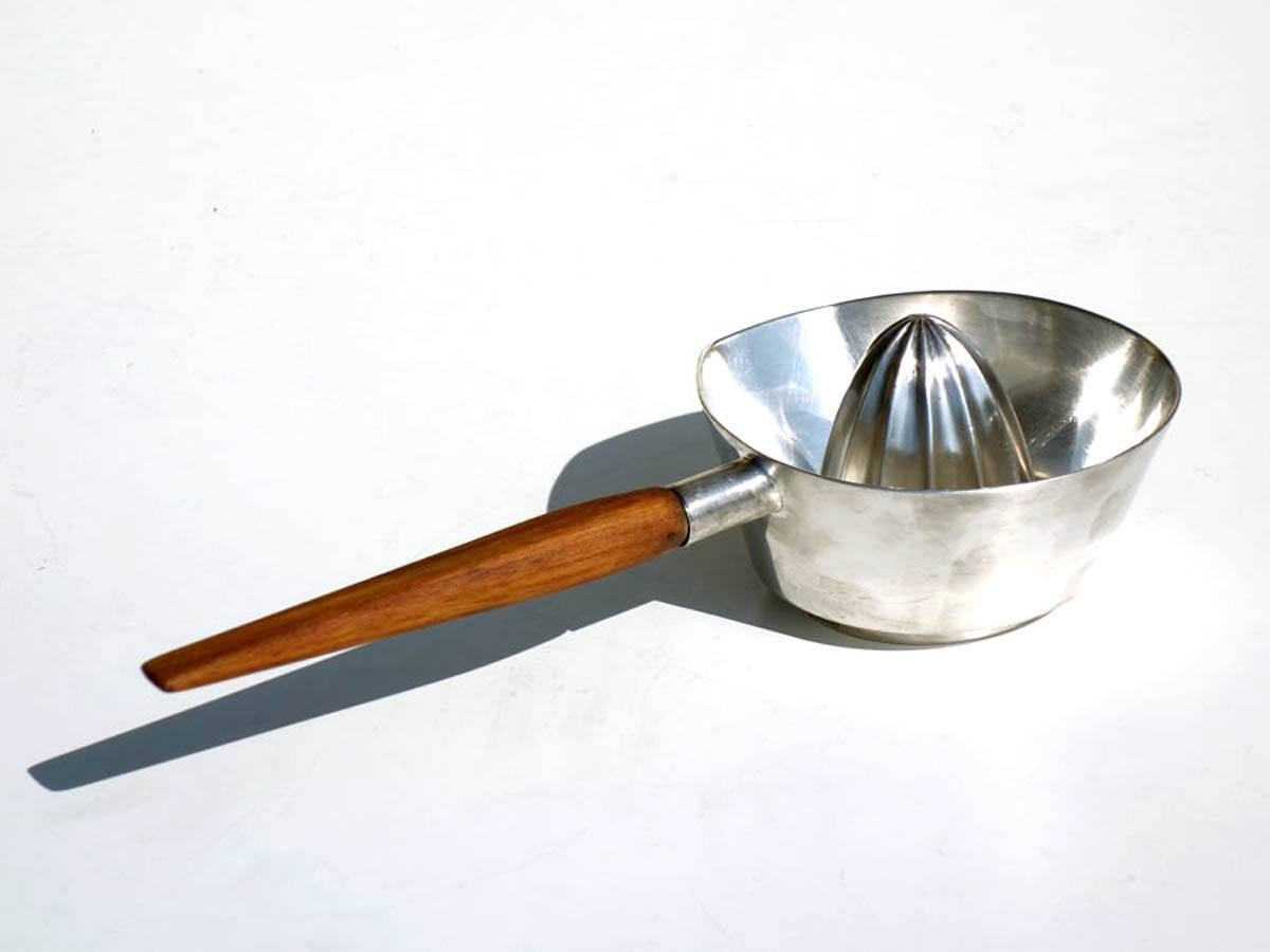 Squeezer
design Lino Sabattini
by Christofle Gallia, 1950s

Silver metal, wood handle
Excellent condition.