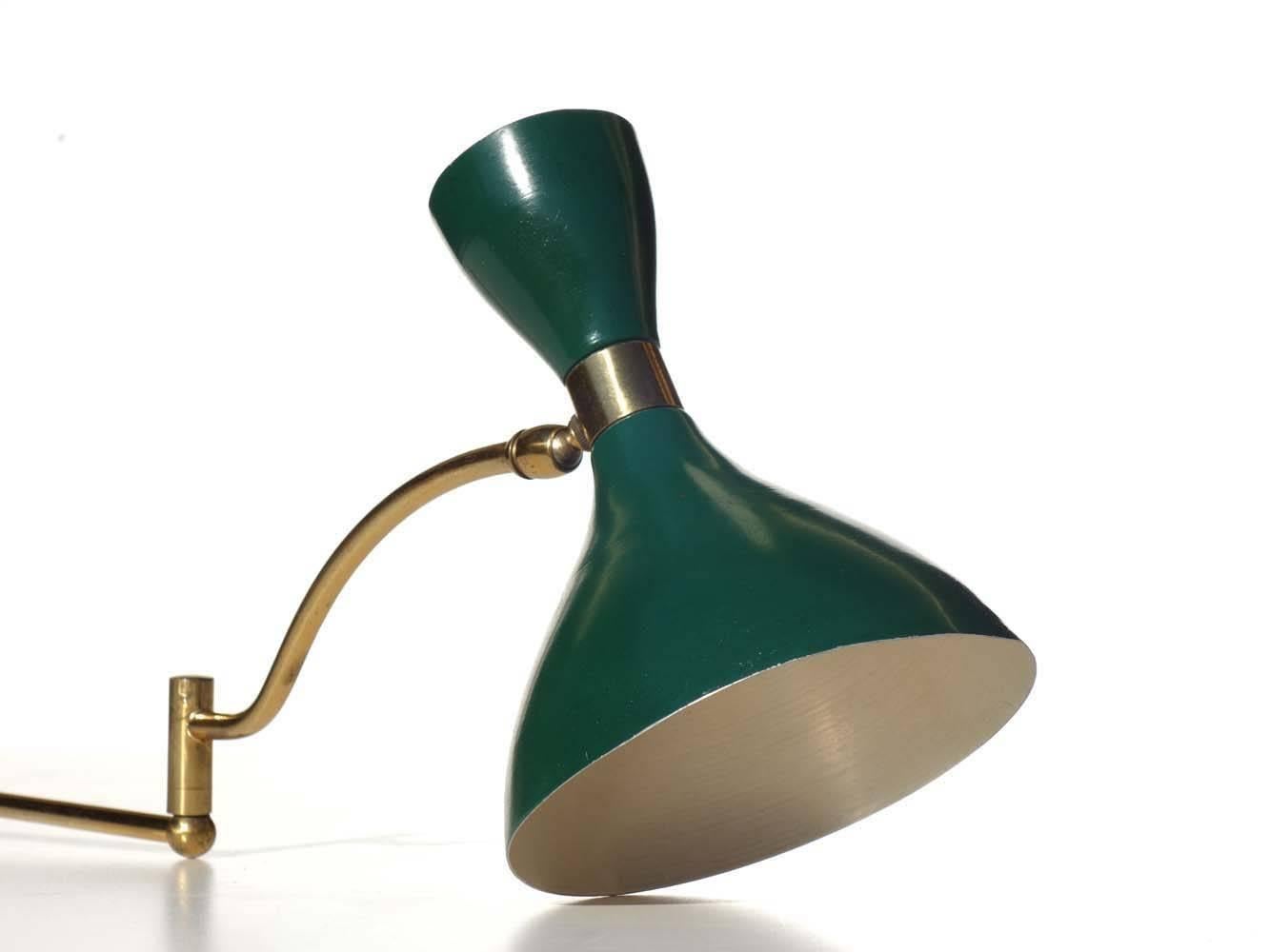 1950s by Stilnovo Italian Design Brass Green Applique Adjustable Wall Lamp In Excellent Condition For Sale In Brescia, IT