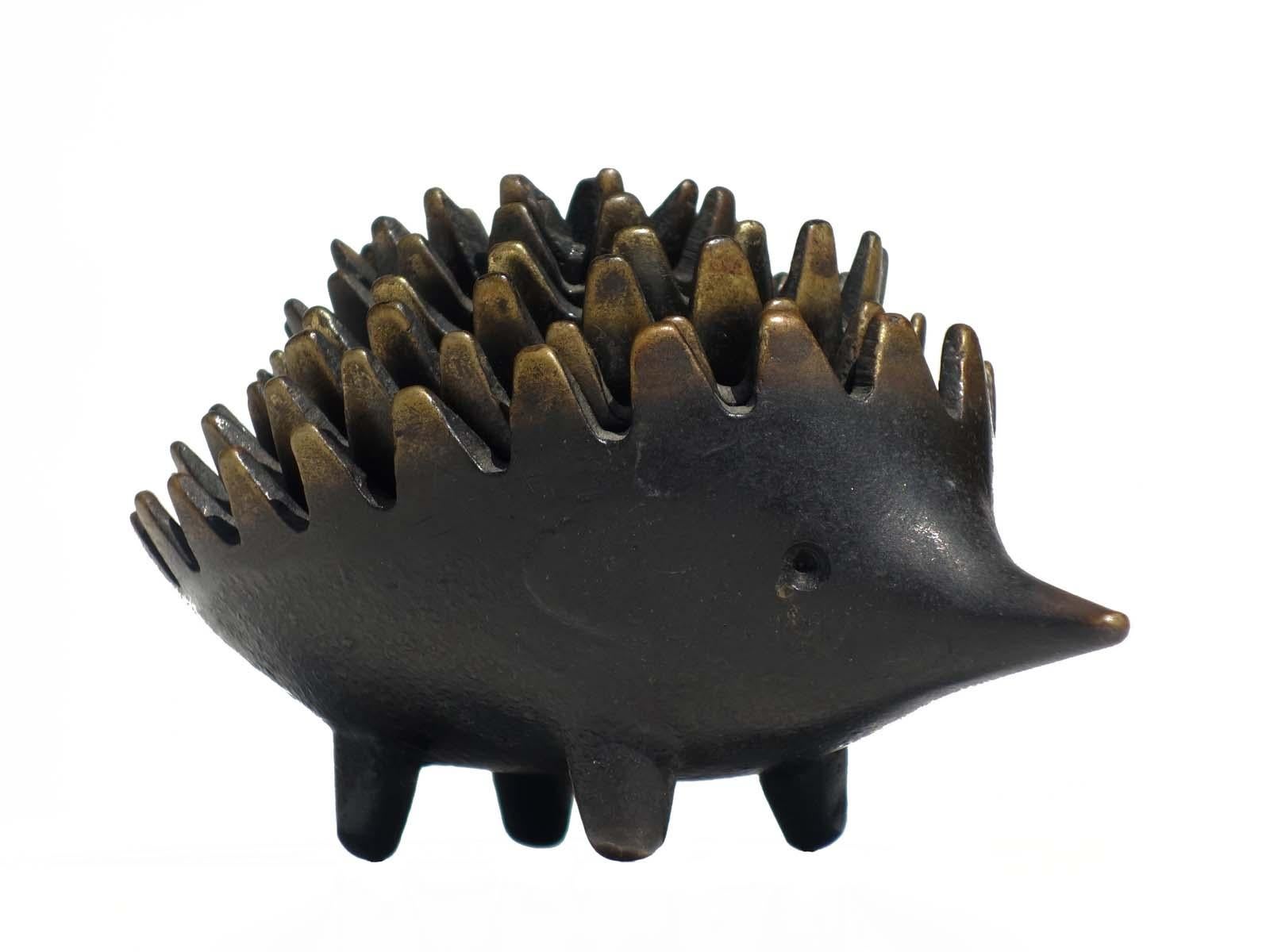 A complete set of six vintage stackable hedgehog ashtrays
Excellent condition.