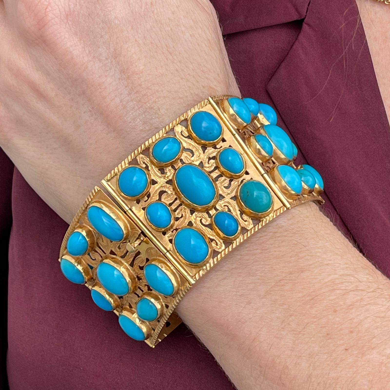 Impresionante y exclusiva pulsera de cabujones de turquesa hecha a mano con eslabones anchos graduados tallados en oro amarillo de 18 quilates. La pulsera de declaración de los años 50 mide 7,50 pulgadas de largo y 1,60 pulgadas de ancho. 