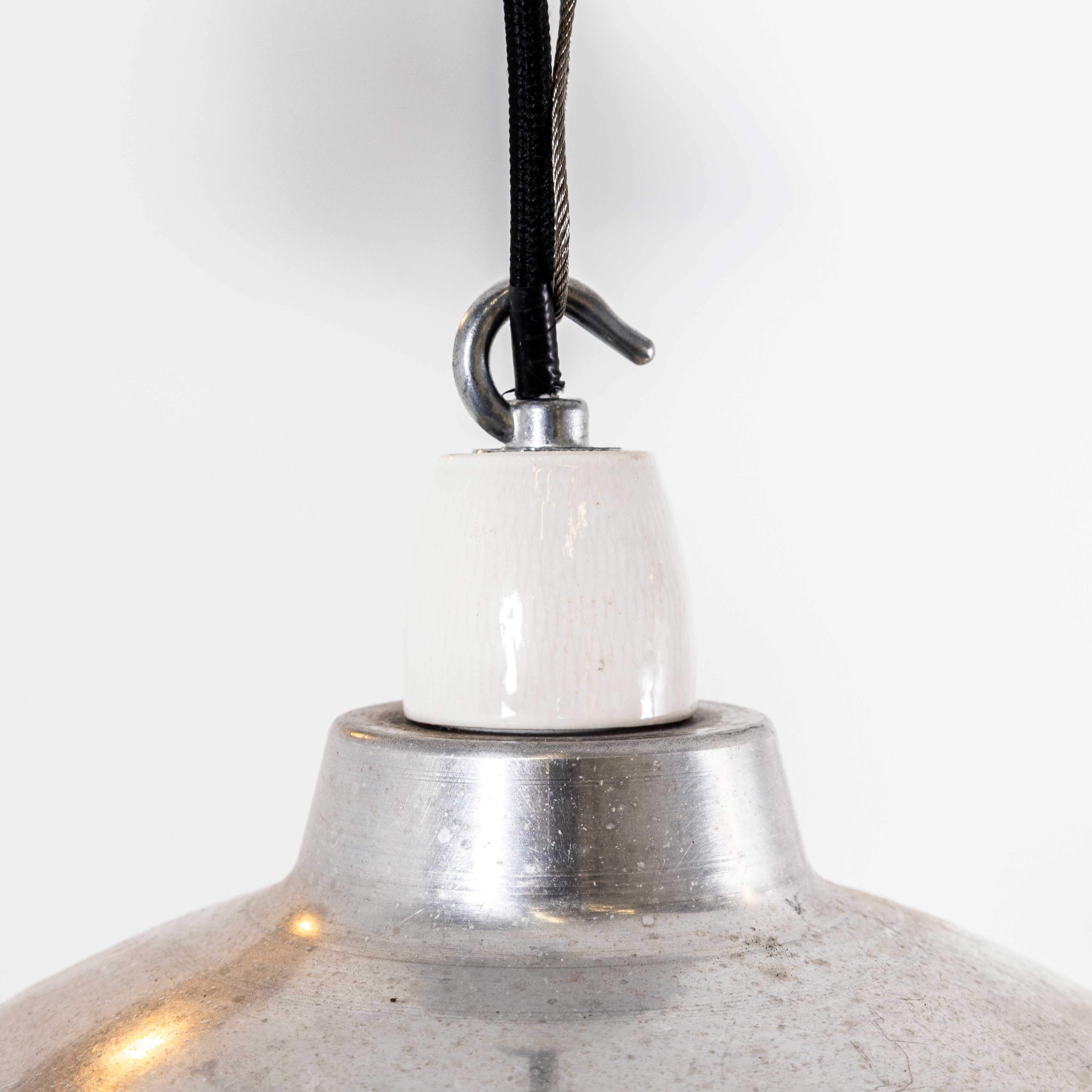 Lámparas colgantes enjauladas para cuarto de niños de los años 50 en venta 4