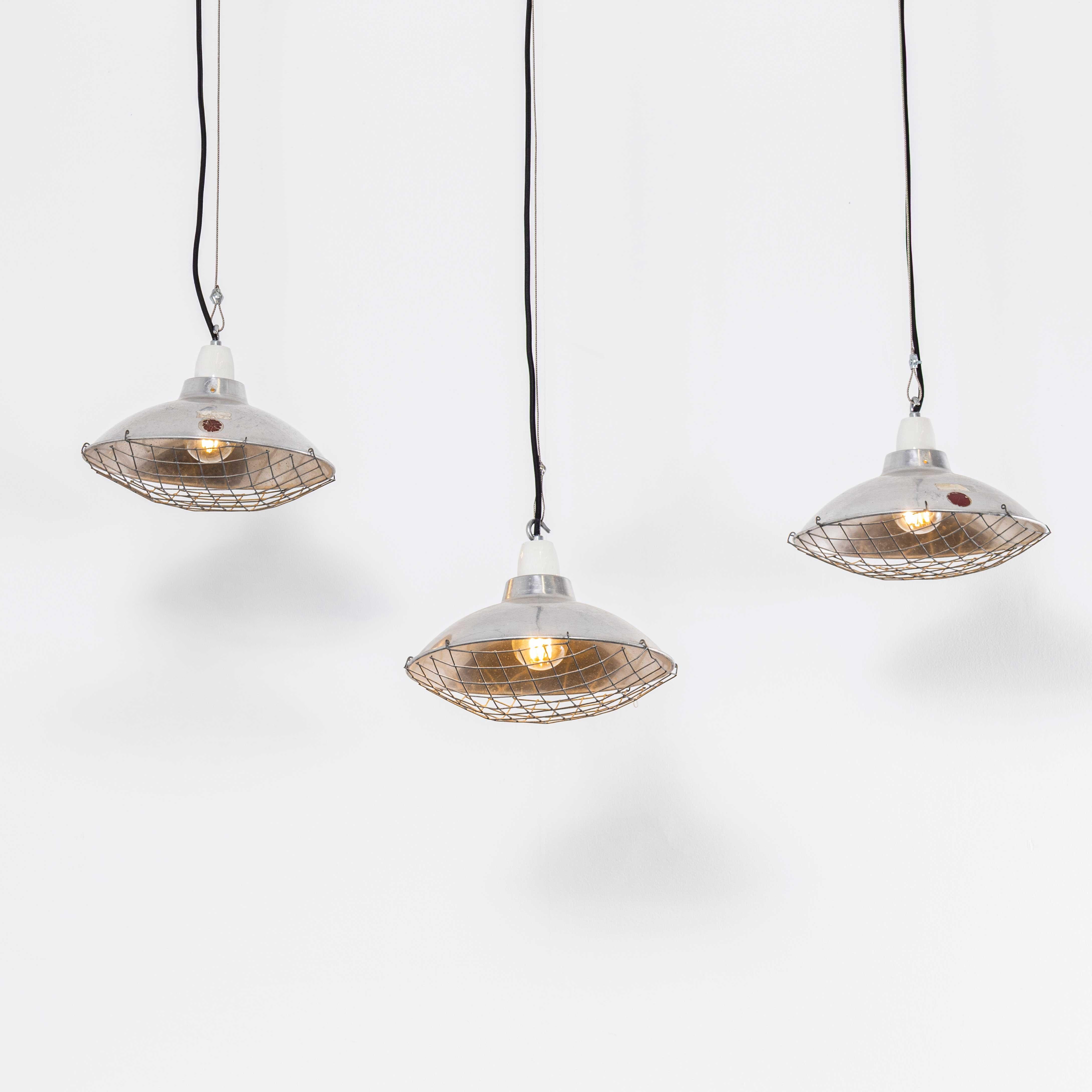 Lámparas colgantes enjauladas para cuarto de niños de los años 50. 
Las recuperamos de un gran vivero comercial del Reino Unido donde llevaban colgadas desde los años 50. Fabricadas en aluminio hilado con sus jaulas de alambre originales. Cada