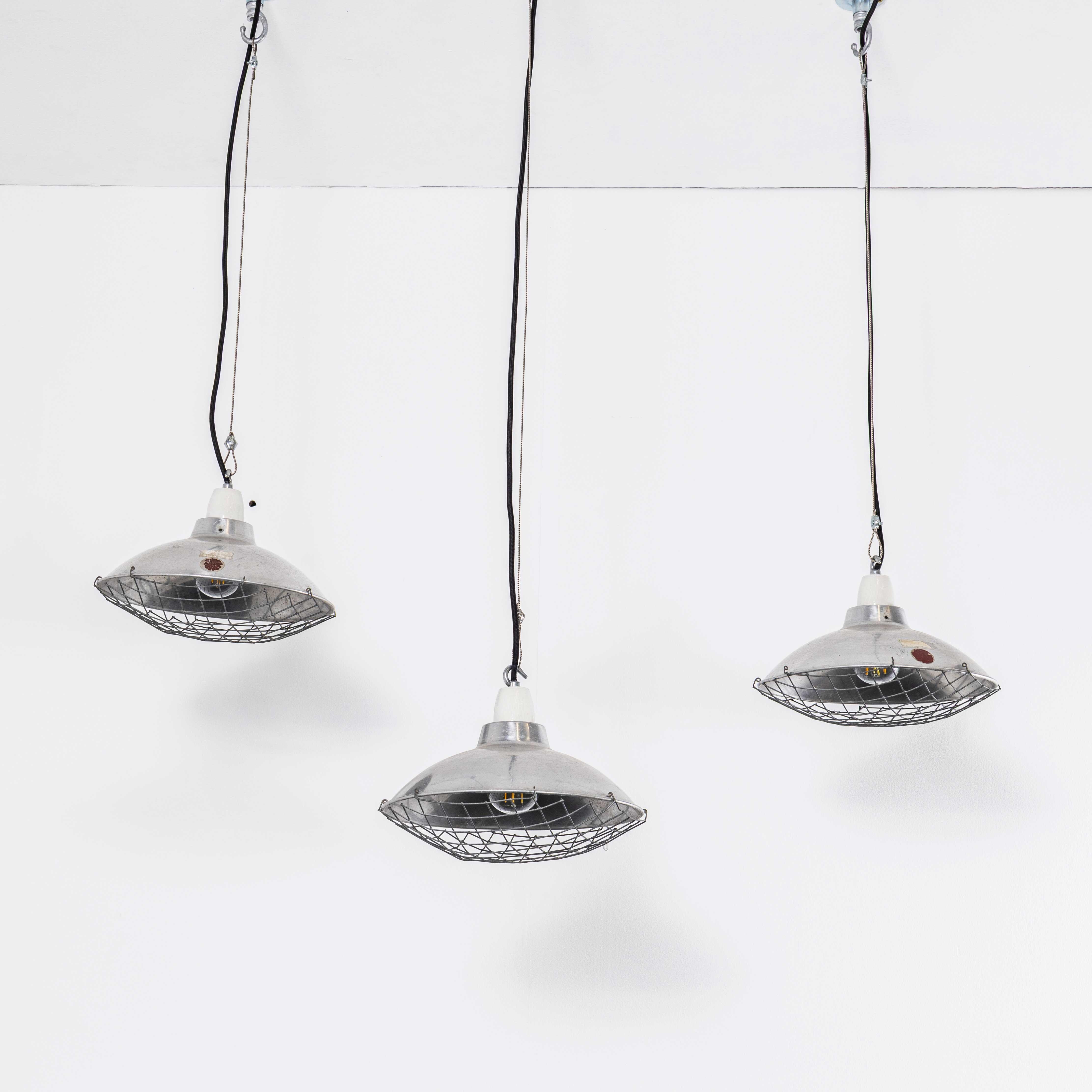 Lámparas colgantes enjauladas para cuarto de niños de los años 50 en venta 1