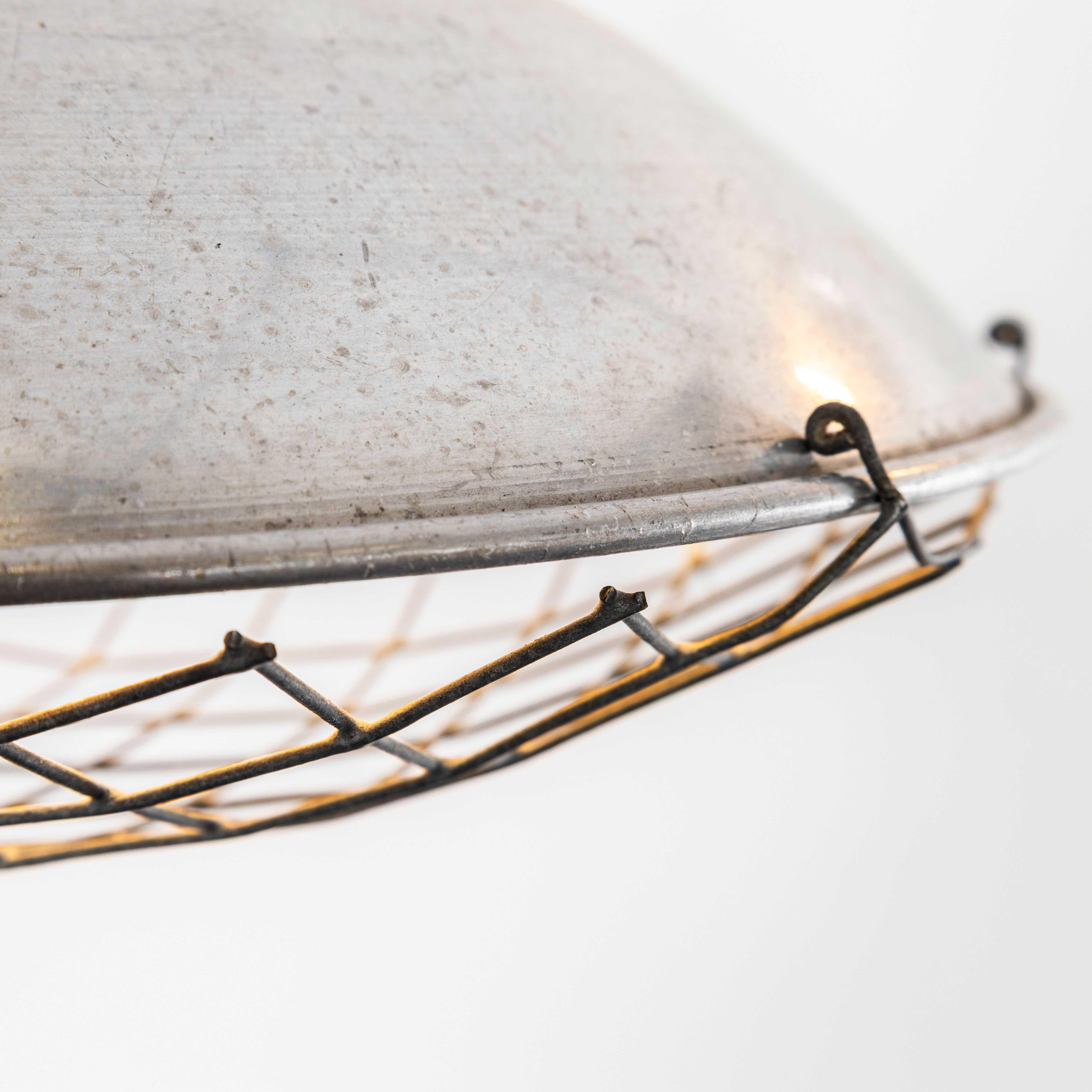 Lámparas colgantes enjauladas para cuarto de niños de los años 50 en venta 2