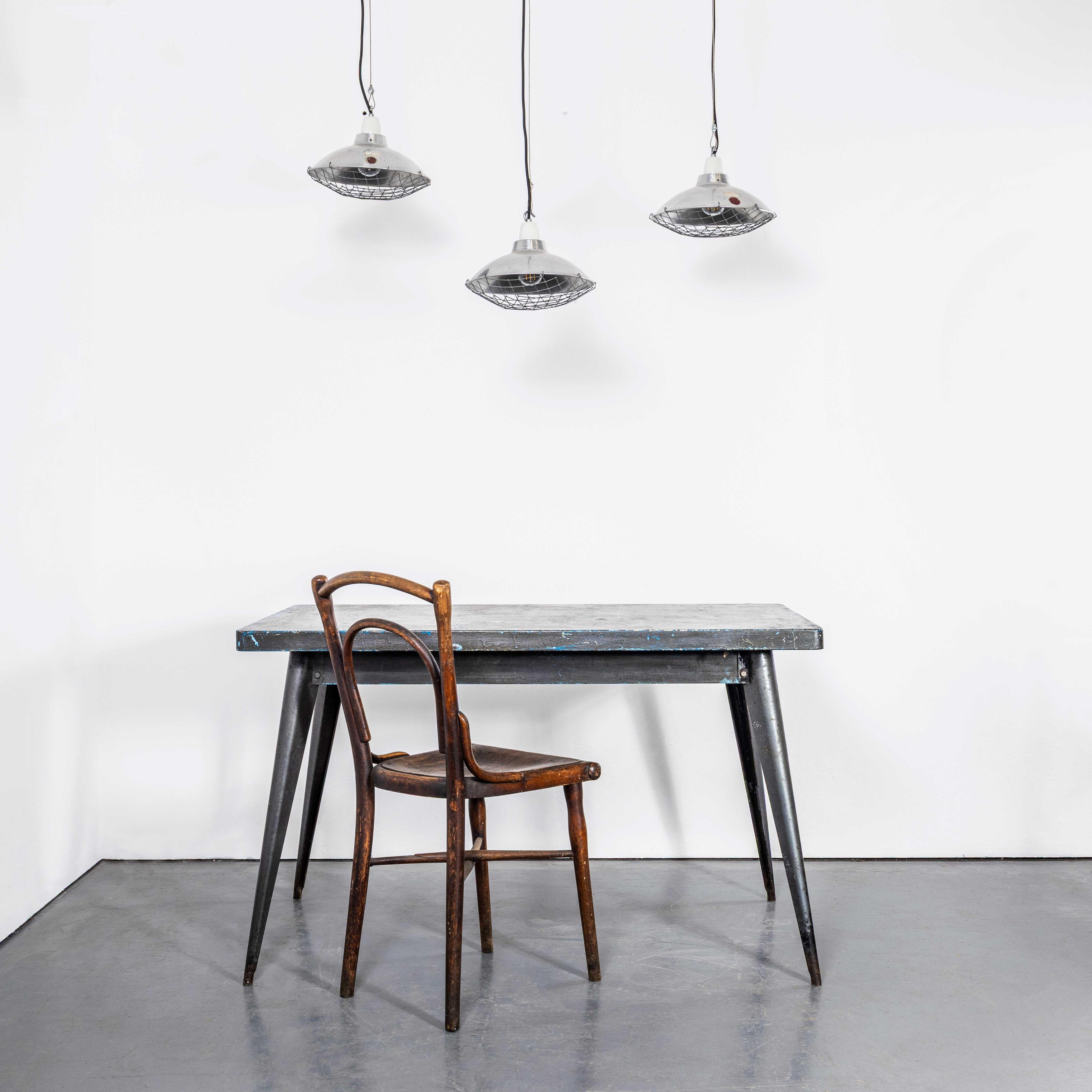 Lámparas colgantes enjauladas para cuarto de niños de los años 50 en venta 3