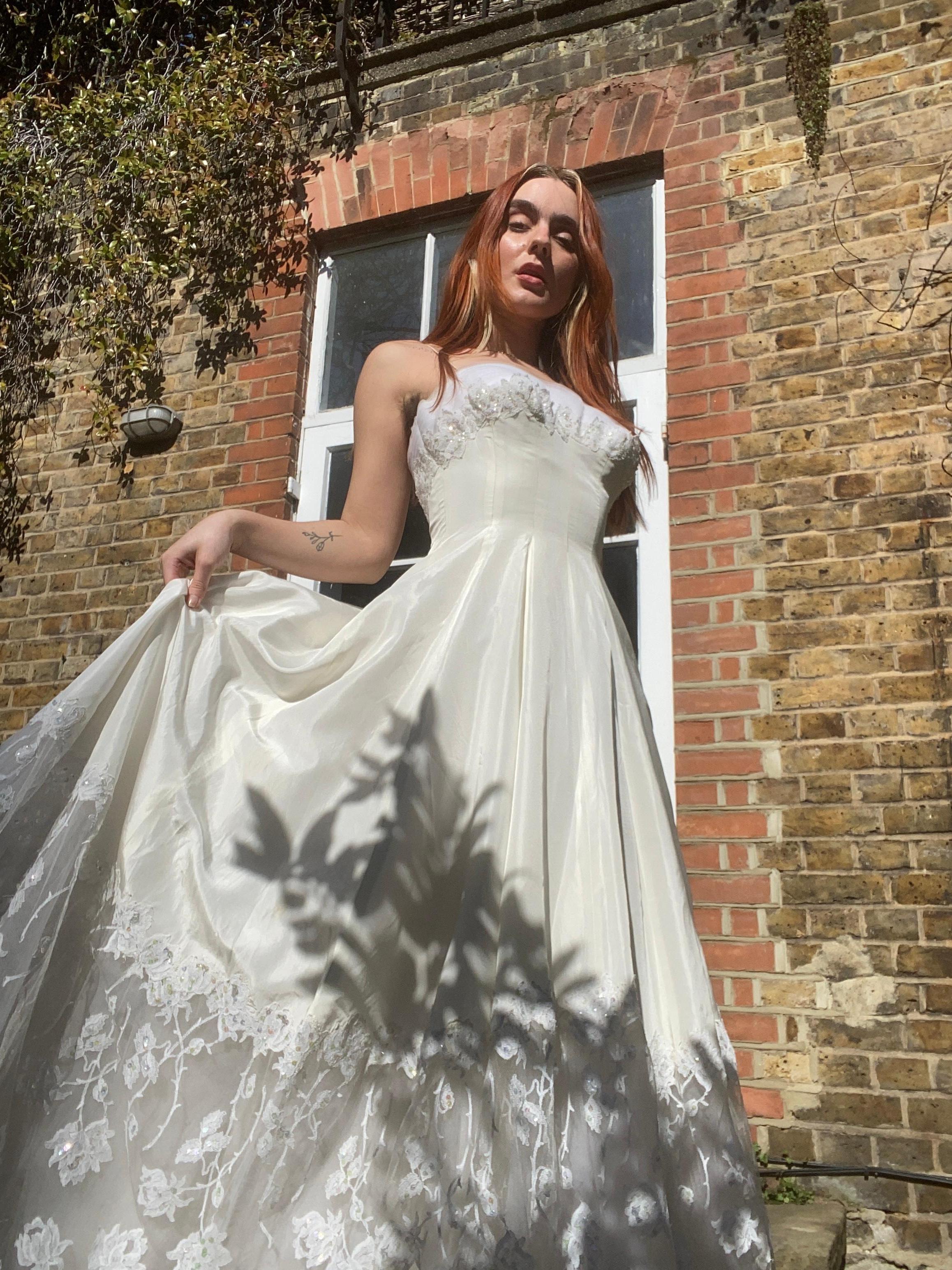 1950s Cahill of Beverly Hills Taffeta and Lace Wedding Dress In Good Condition In London, GB
