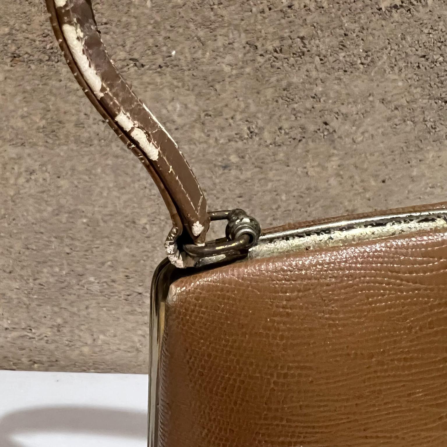 1950s Vintage May Co Calif Damen Kelly Handtasche Handtasche Tan Croc Metall Trim (Moderne der Mitte des Jahrhunderts) im Angebot