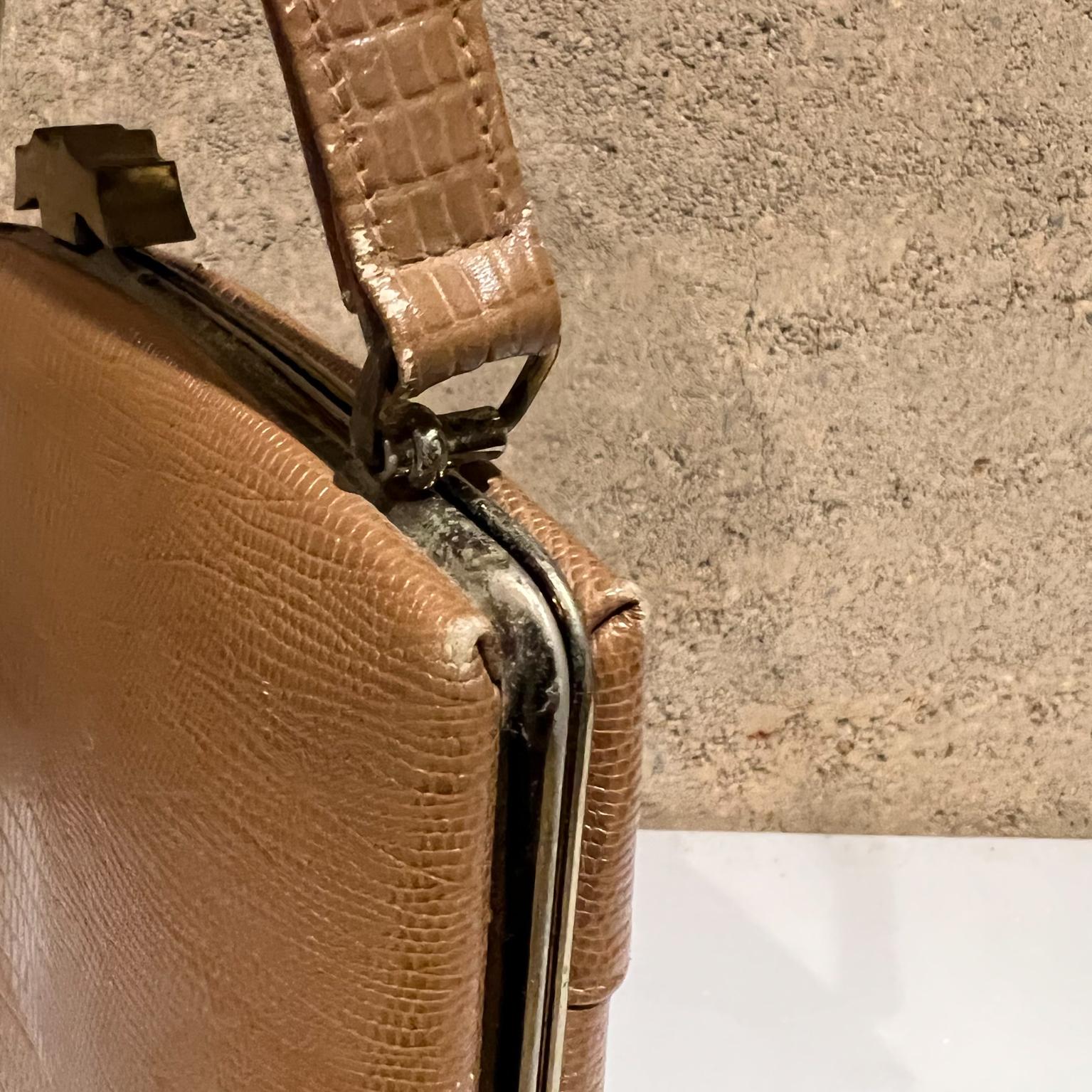 1950s Vintage May Co Calif Damen Kelly Handtasche Handtasche Tan Croc Metall Trim im Zustand „Relativ gut“ im Angebot in Chula Vista, CA