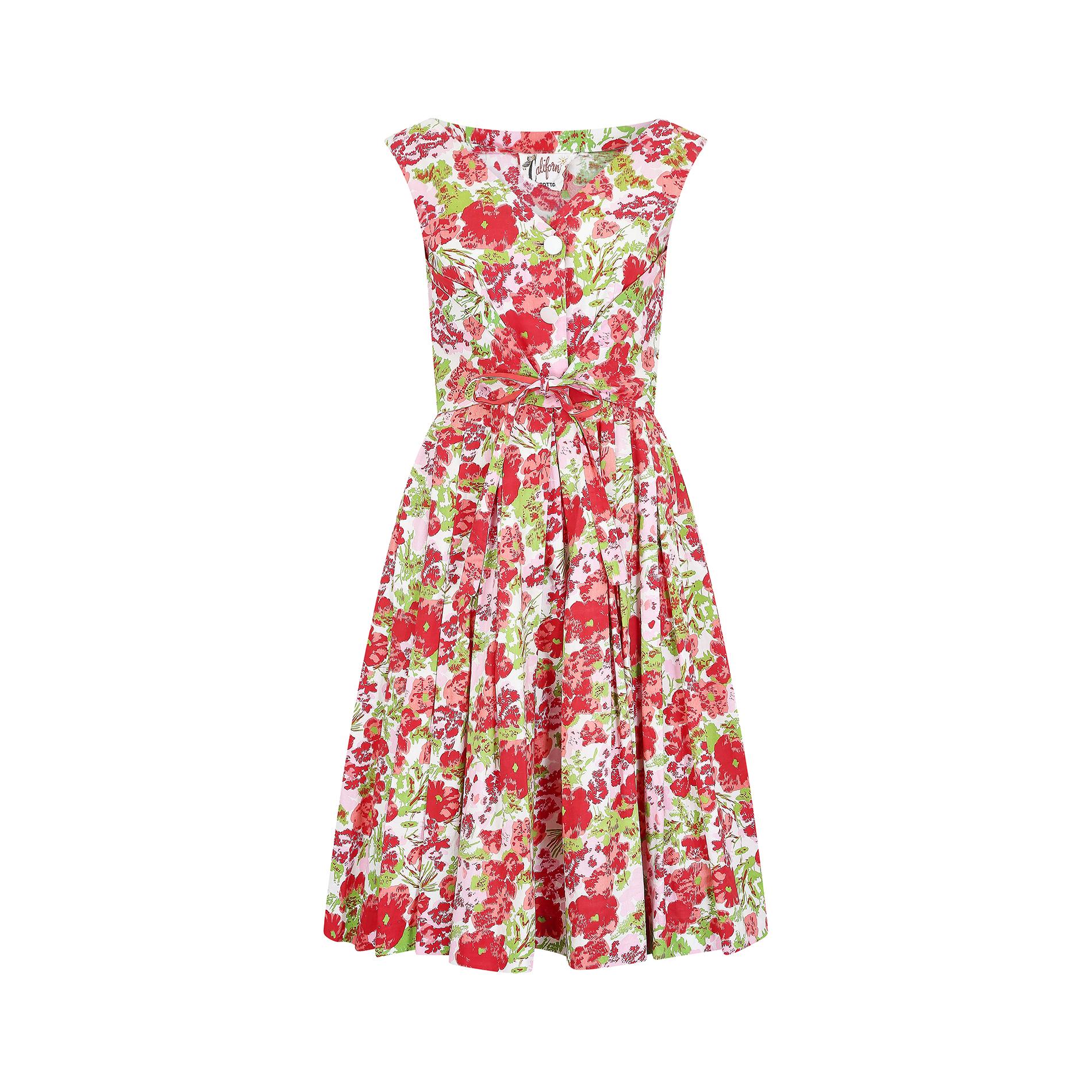 Der auffällige Druck auf diesem Kleid aus den späten 1950er Jahren von California Cottons ist fantastisch und perfekt für den Sommer. Mit seinen roten, rosafarbenen und grünen Mohnblumen auf weißem Grund erinnert der Stoff an die kühnen floralen