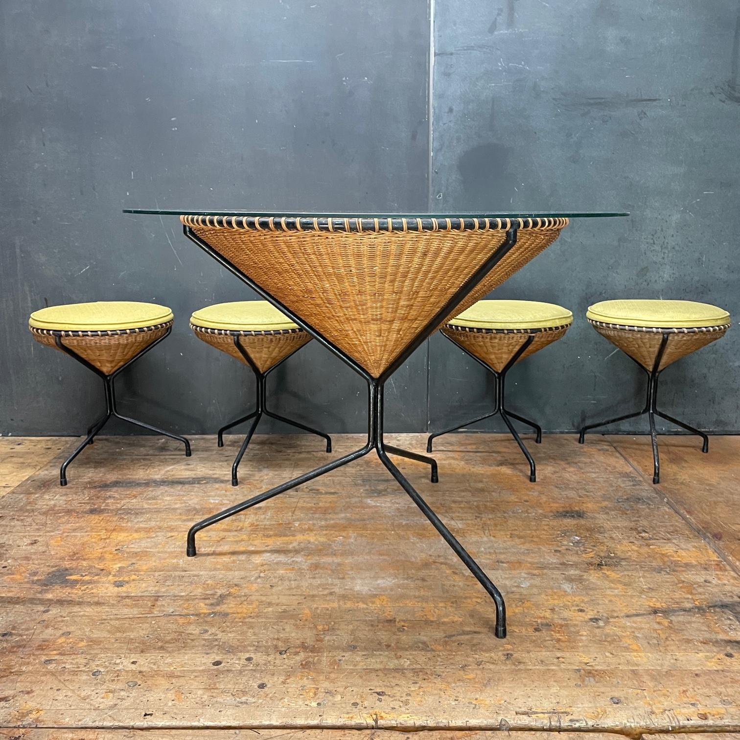 Fait main 1950s California Design Danny Ho Fong Wicker Iron Tiki Dining Table Stool Set en vente