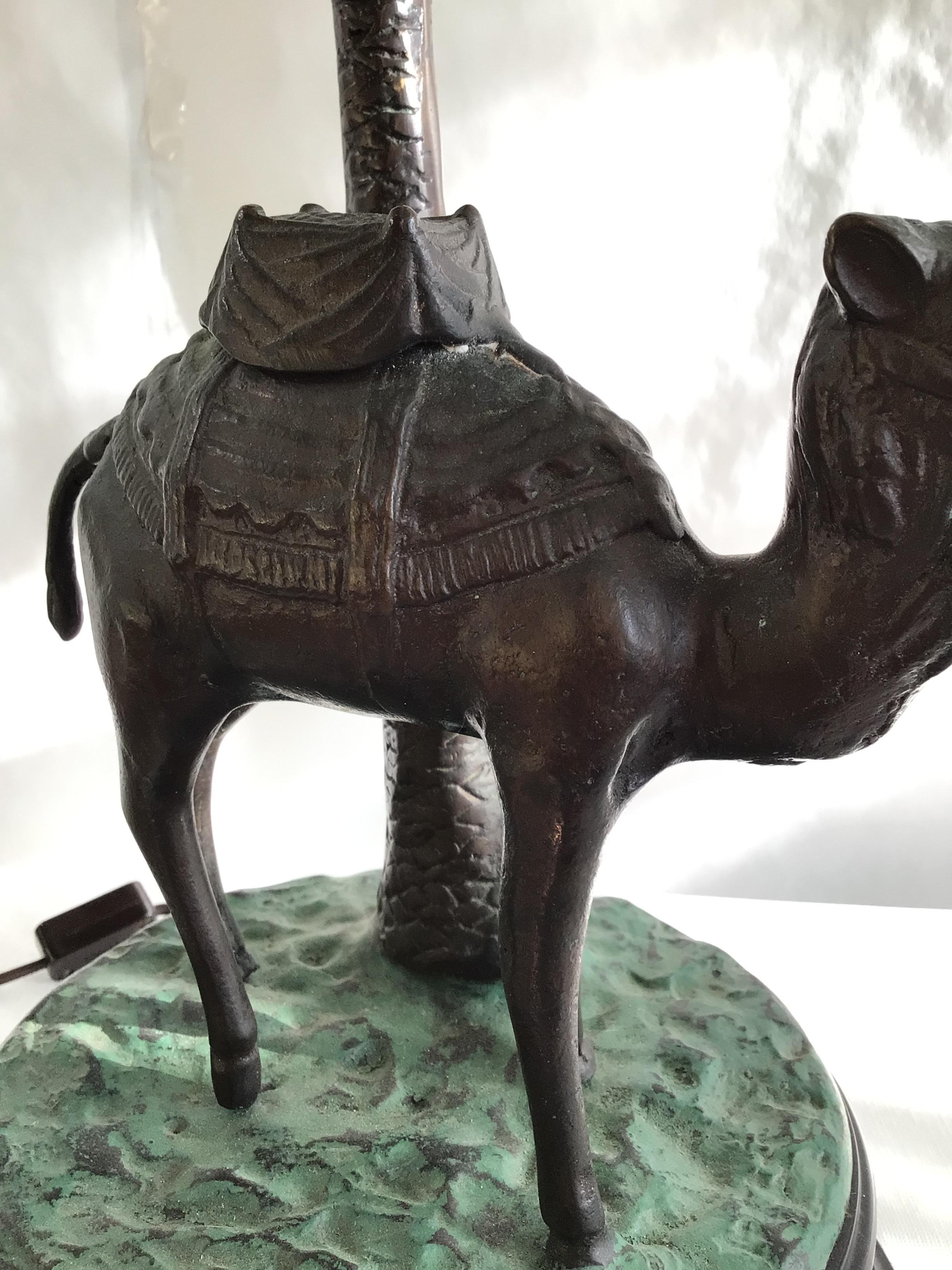 Lampe de table décorative en forme de chameau et de palmier des années 1950 en vente 4