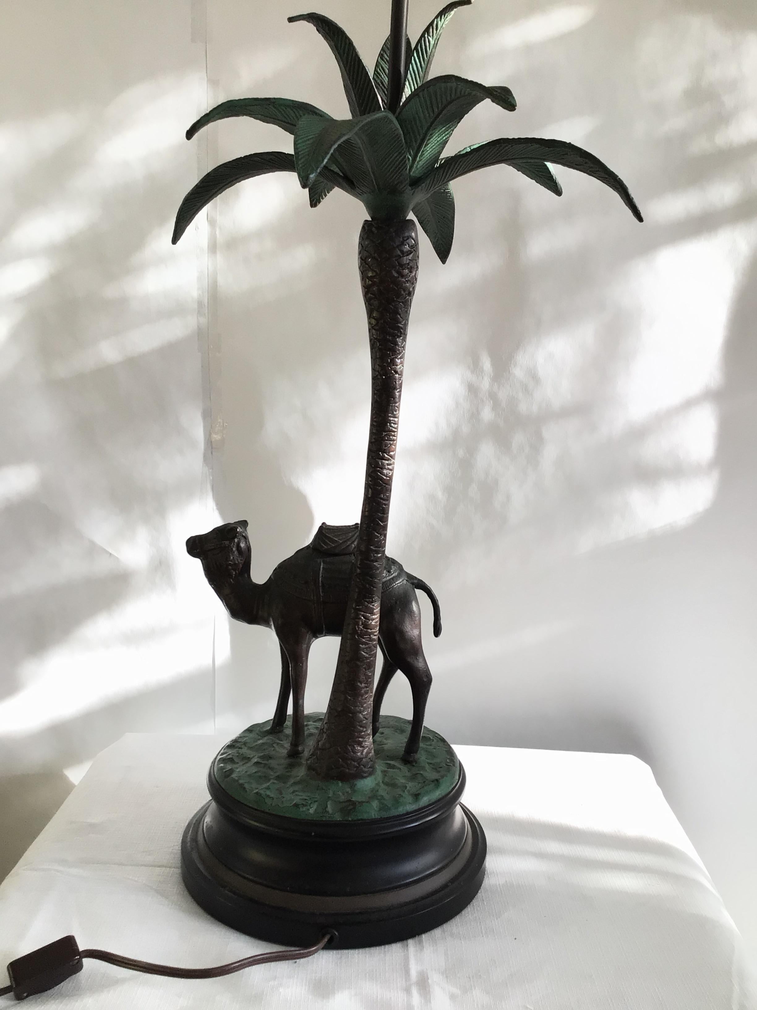 20ième siècle Lampe de table décorative en forme de chameau et de palmier des années 1950 en vente