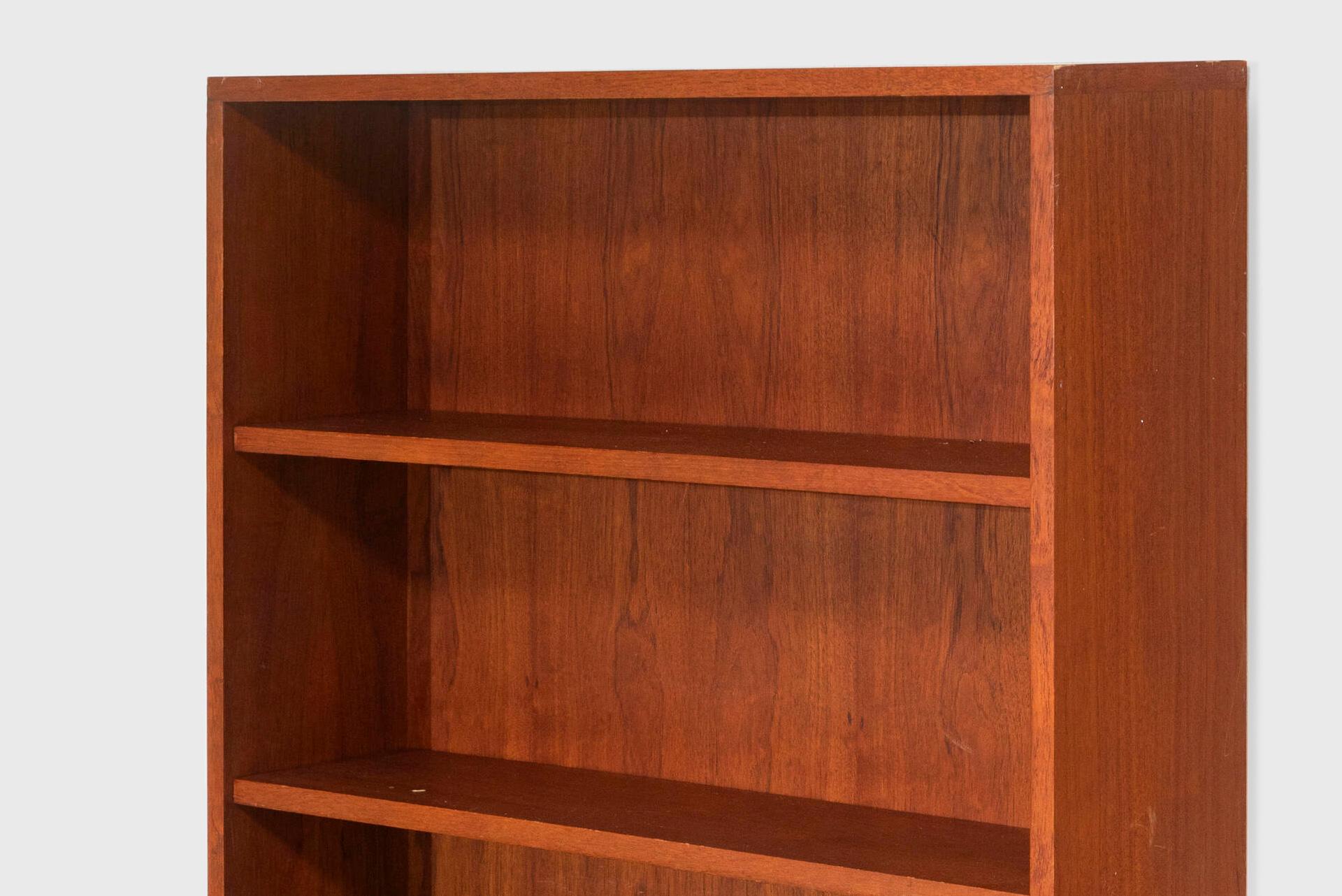 Bookcase 
Manufactured by Home of Turin
Italy, 1950s 
Wood

80 x 20 x 80h cm
31,5 x 7,9 x 31,5h in 

Bookcase produced by the Home of Turin towards the end of the 1950-s based on a project by the architects Campo and Graffi

Private collection,