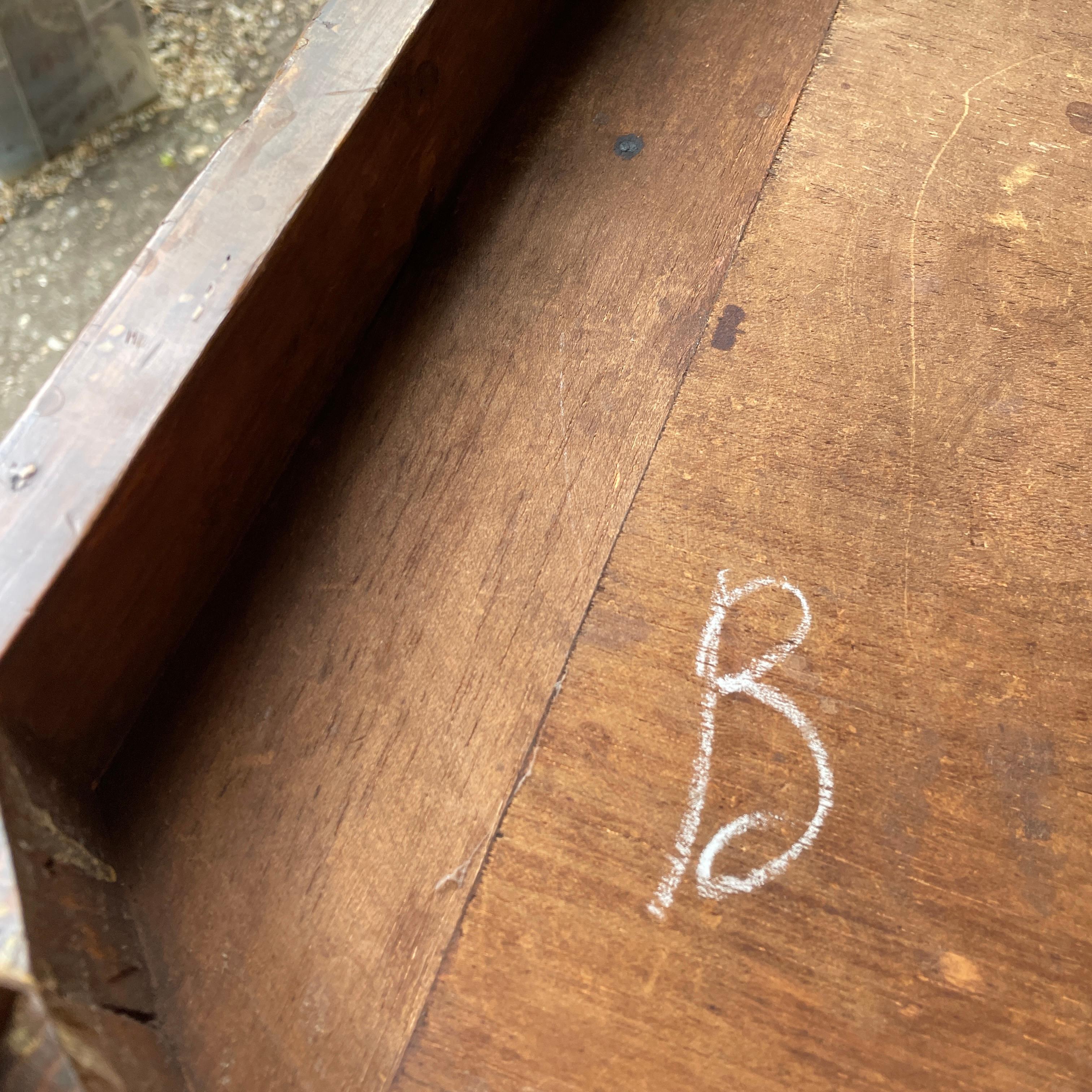 1950 Cannell & Chaffin of Los Angeles Burl Petite Pedestal Hollywood Mansion in vendita 9