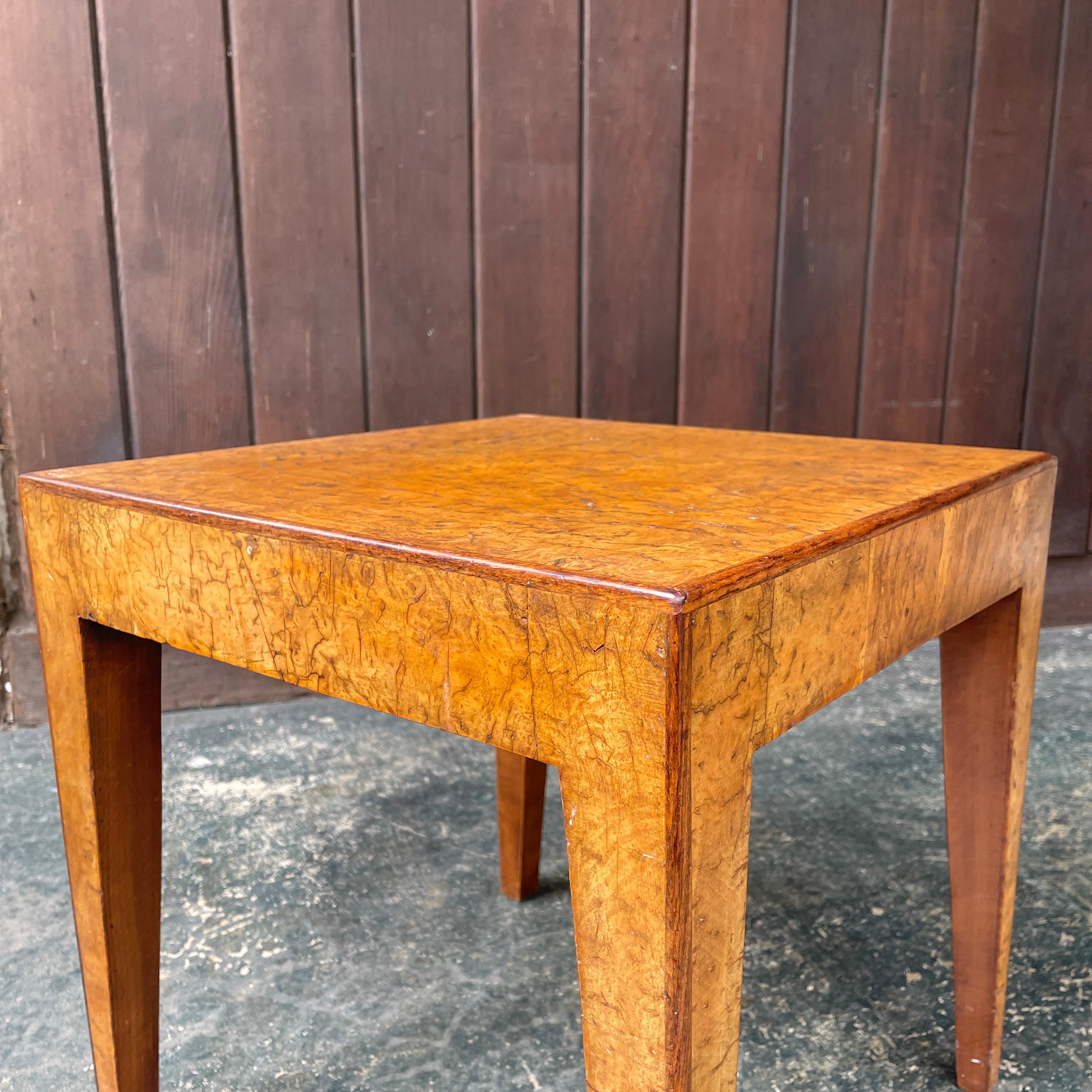 Questo squisito tavolo in radica conserva davvero le sue straordinarie venature naturali attive e la sua patina. Realizzato in Italia per Cannell & Chaffin di Los Angeles, negli anni '50 circa. 

L 16 x P 16 x H 16 1/8