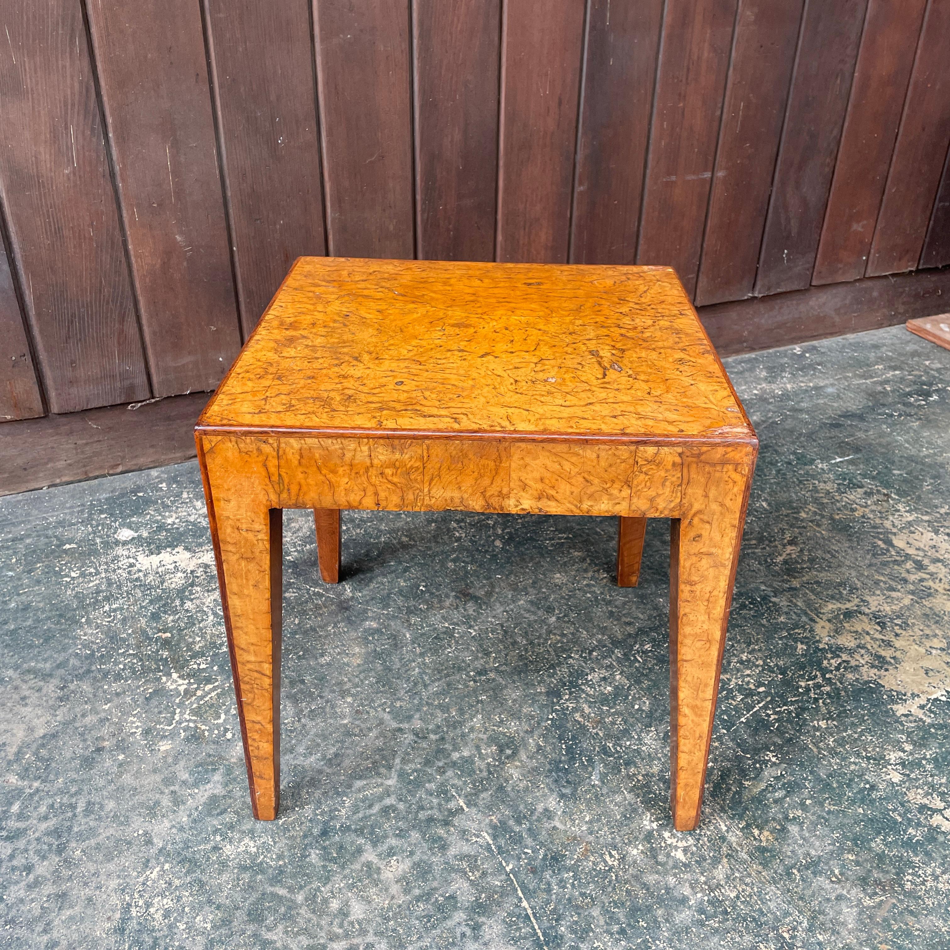 Italiano 1950 Cannell & Chaffin of Los Angeles Burl Petite Pedestal Hollywood Mansion in vendita