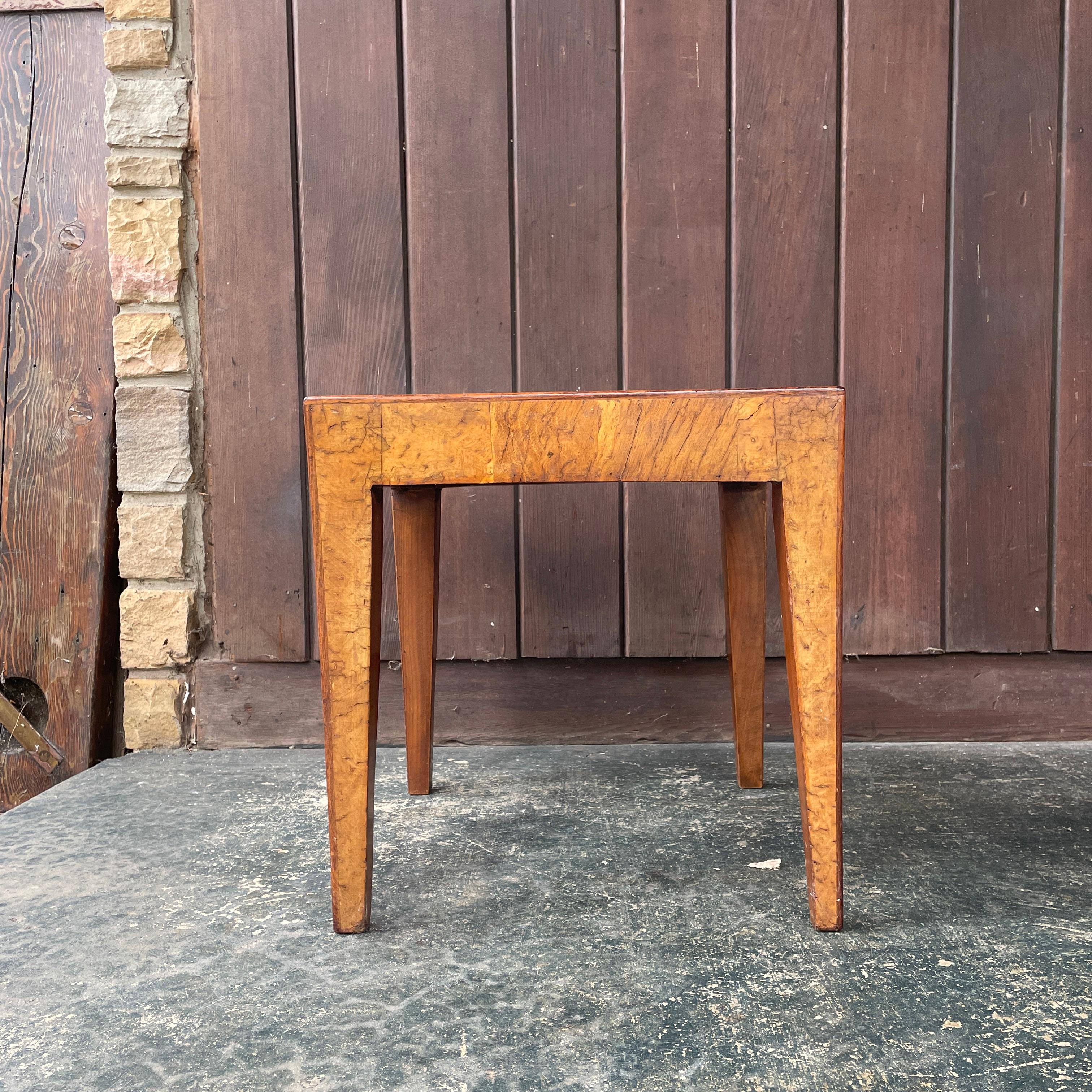 Fatto a mano 1950 Cannell & Chaffin of Los Angeles Burl Petite Pedestal Hollywood Mansion in vendita