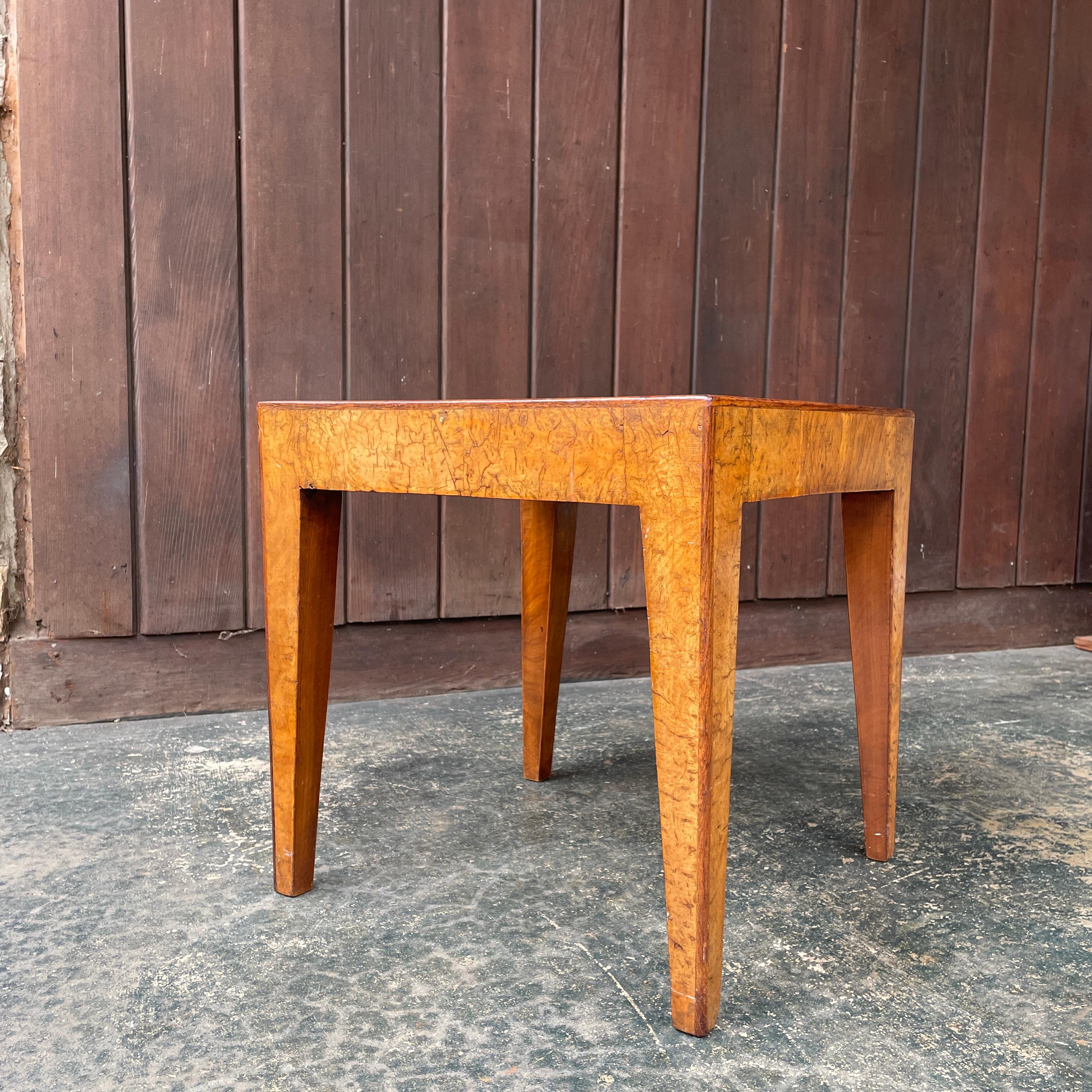 1950 Cannell & Chaffin of Los Angeles Burl Petite Pedestal Hollywood Mansion In condizioni discrete in vendita a Hyattsville, MD