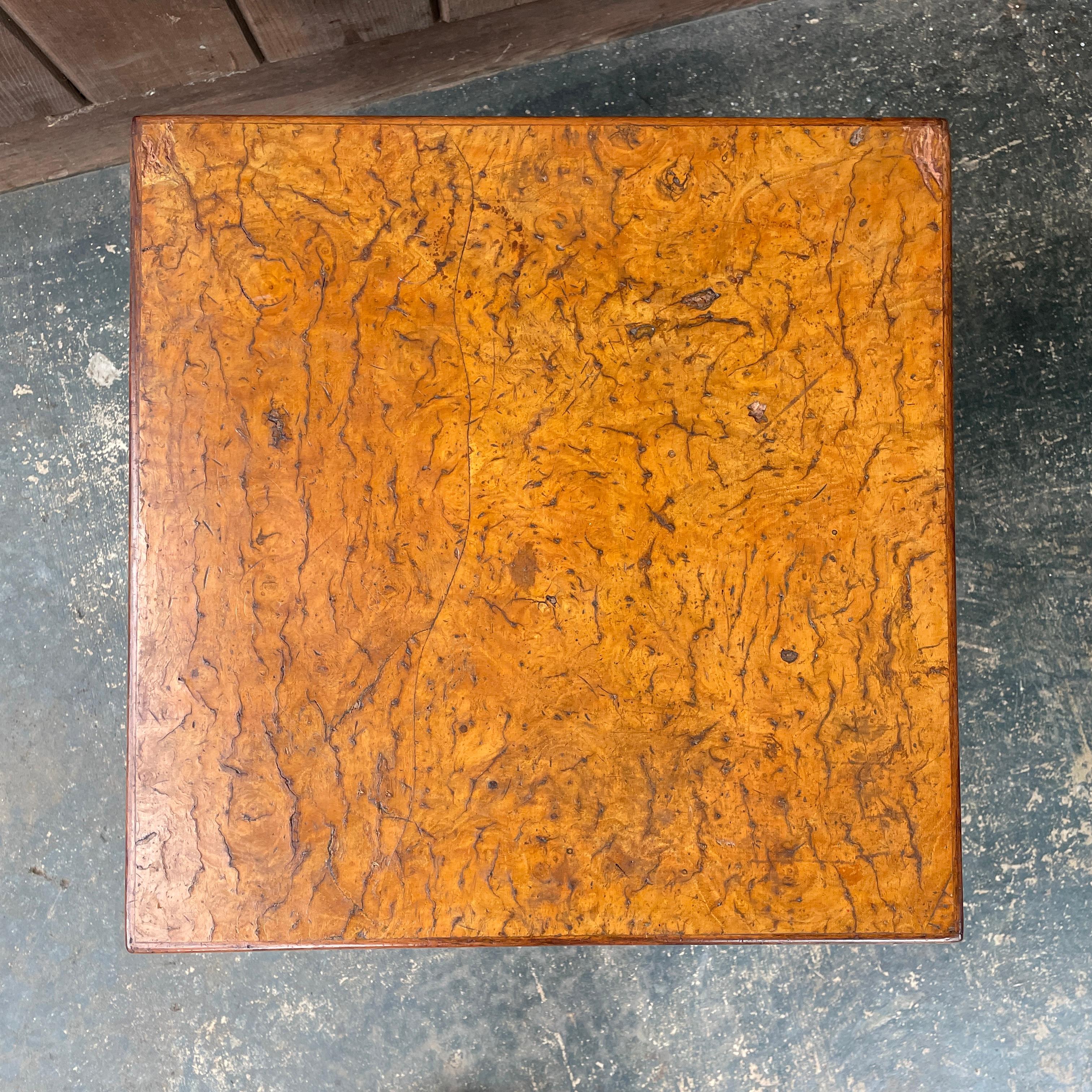 Metà XX secolo 1950 Cannell & Chaffin of Los Angeles Burl Petite Pedestal Hollywood Mansion in vendita