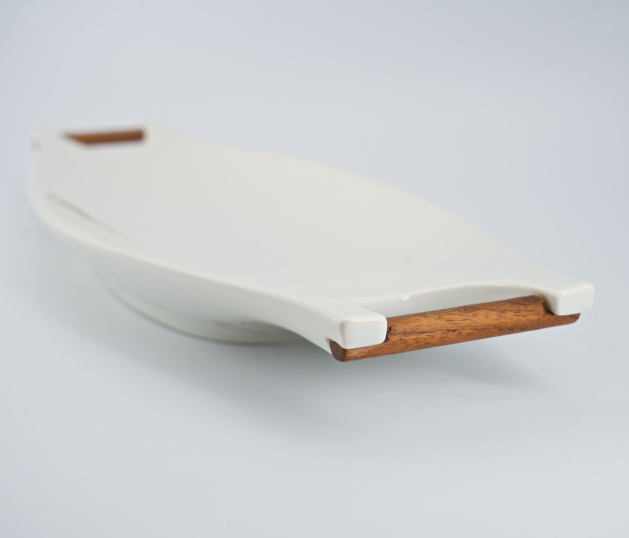 Capri Weißes Serviertablett aus Keramik + Nussbaumholz, Modernismus der Mitte des Jahrhunderts (Moderne der Mitte des Jahrhunderts) im Angebot