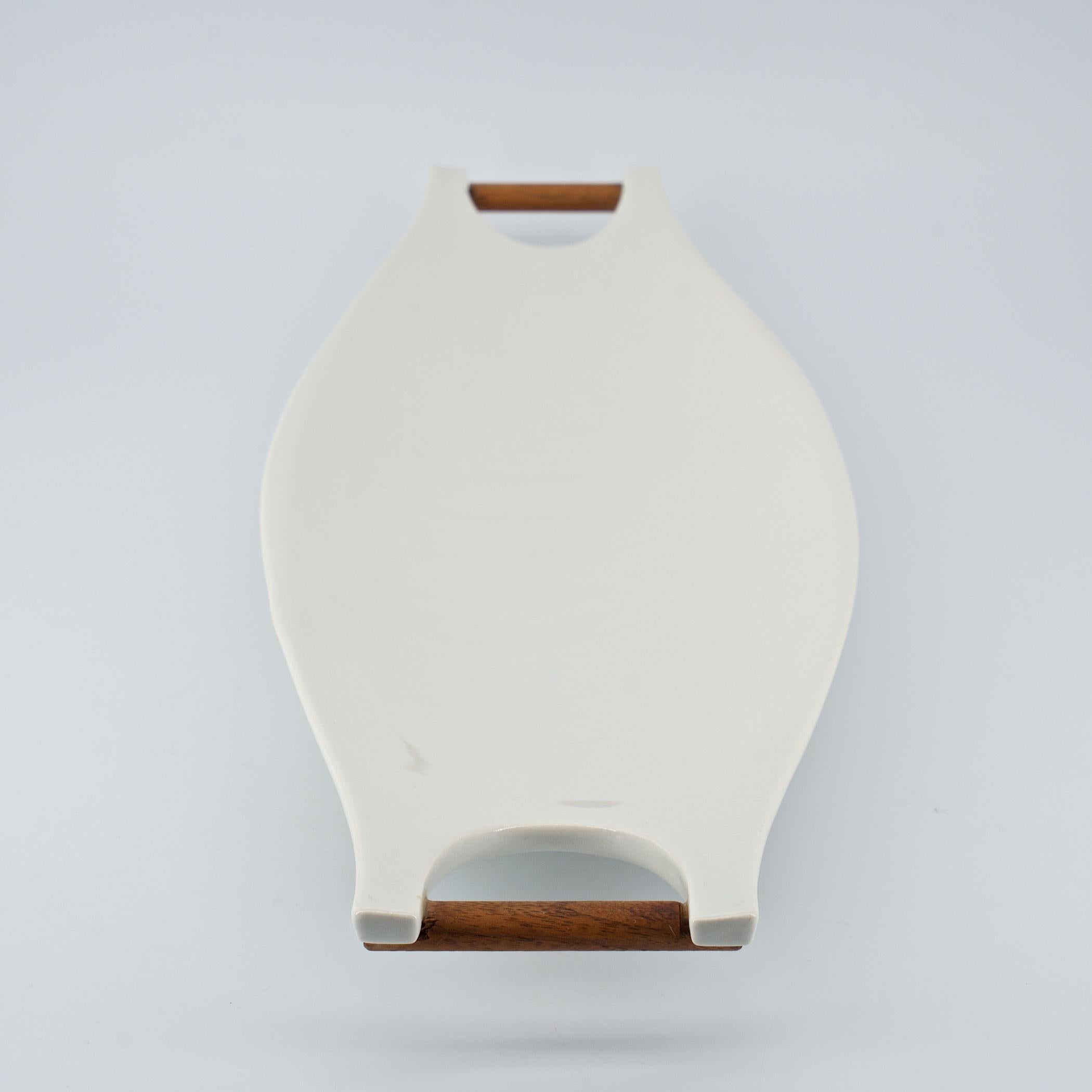 Vajilla Modernista de Mediados de Siglo 1950 Cerámica Blanca Capri + Bandeja de Servir de Nogal Estadounidense en venta