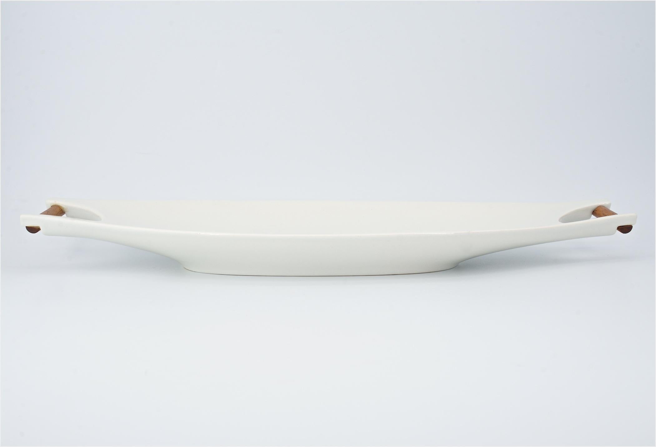 1950s Capri White Pottery + Walnut Serving Tray Mid-Century Modernist Tableware In Good Condition For Sale In Hyattsville, MD