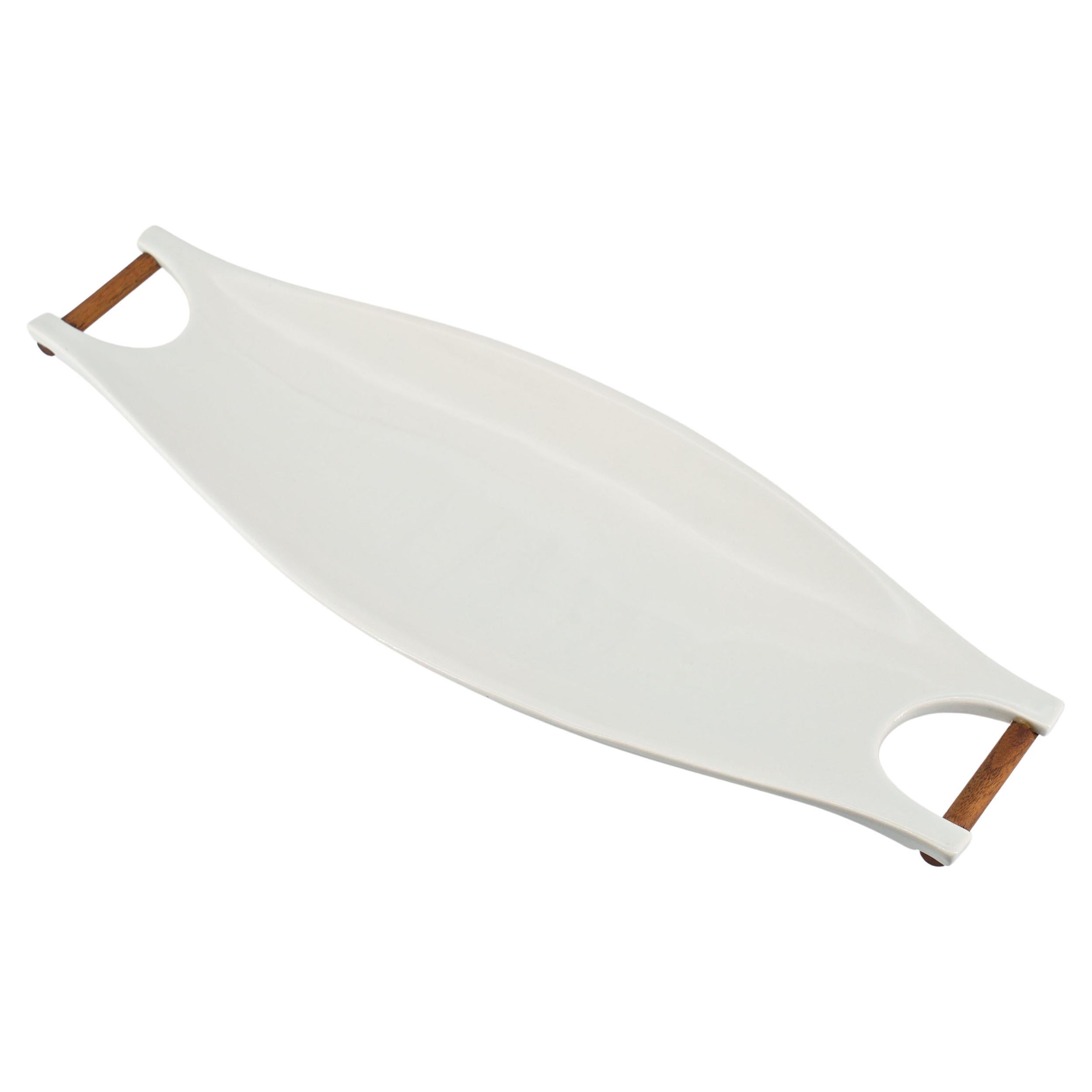 Poterie blanche de Capri des années 1950 + Plateau de service en noyer Vaisselle moderniste du milieu du siècle dernier