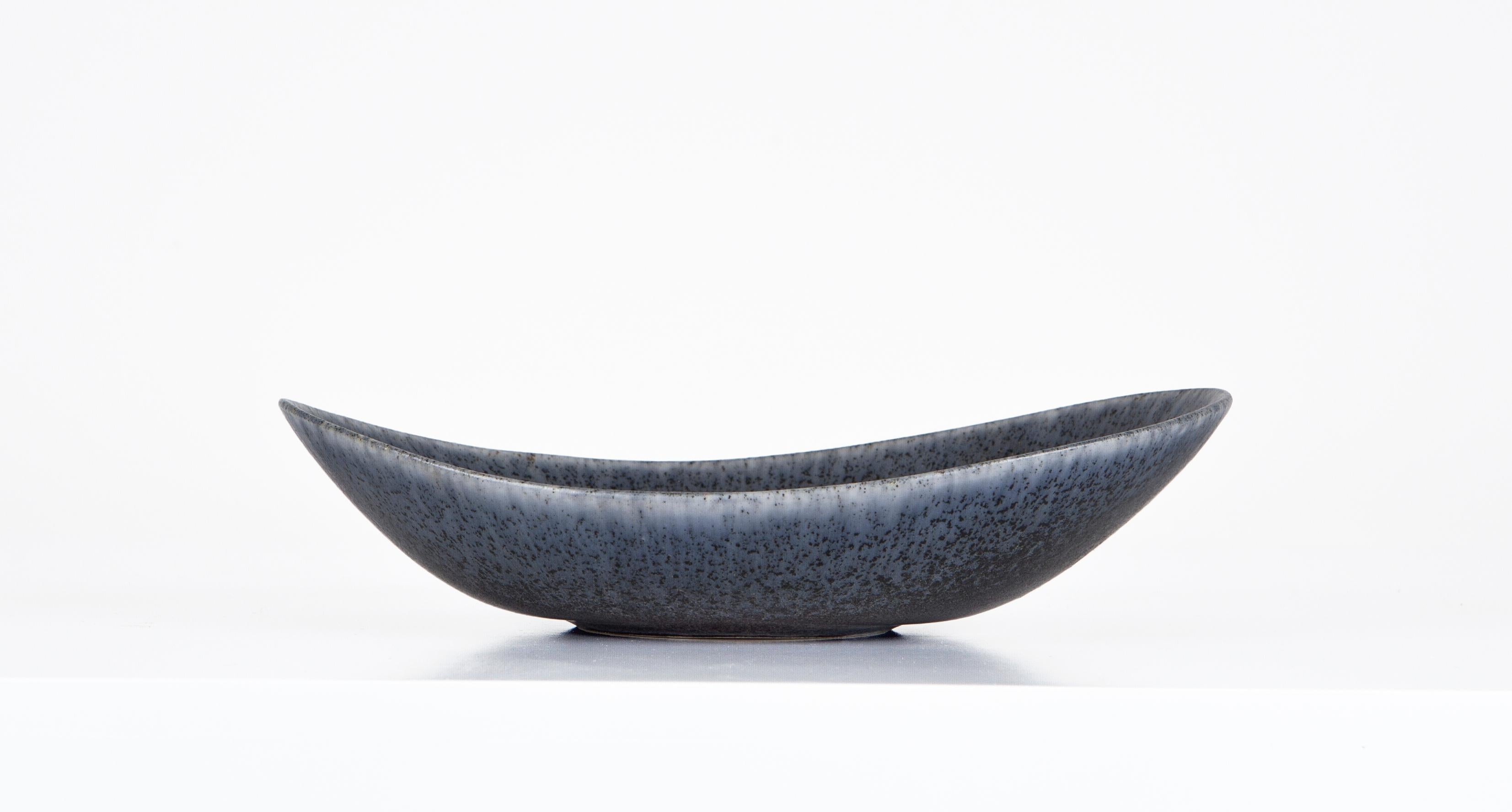 Flat ceramic bowl with eggshell glazing by Carl Harry Stalhane for Rörstrand. This organic shaped Bowl features a grey/blue glazed finnishing with a soft texture. 

Sweden, 1950s.
Very good, vintage product without defects, but which may show