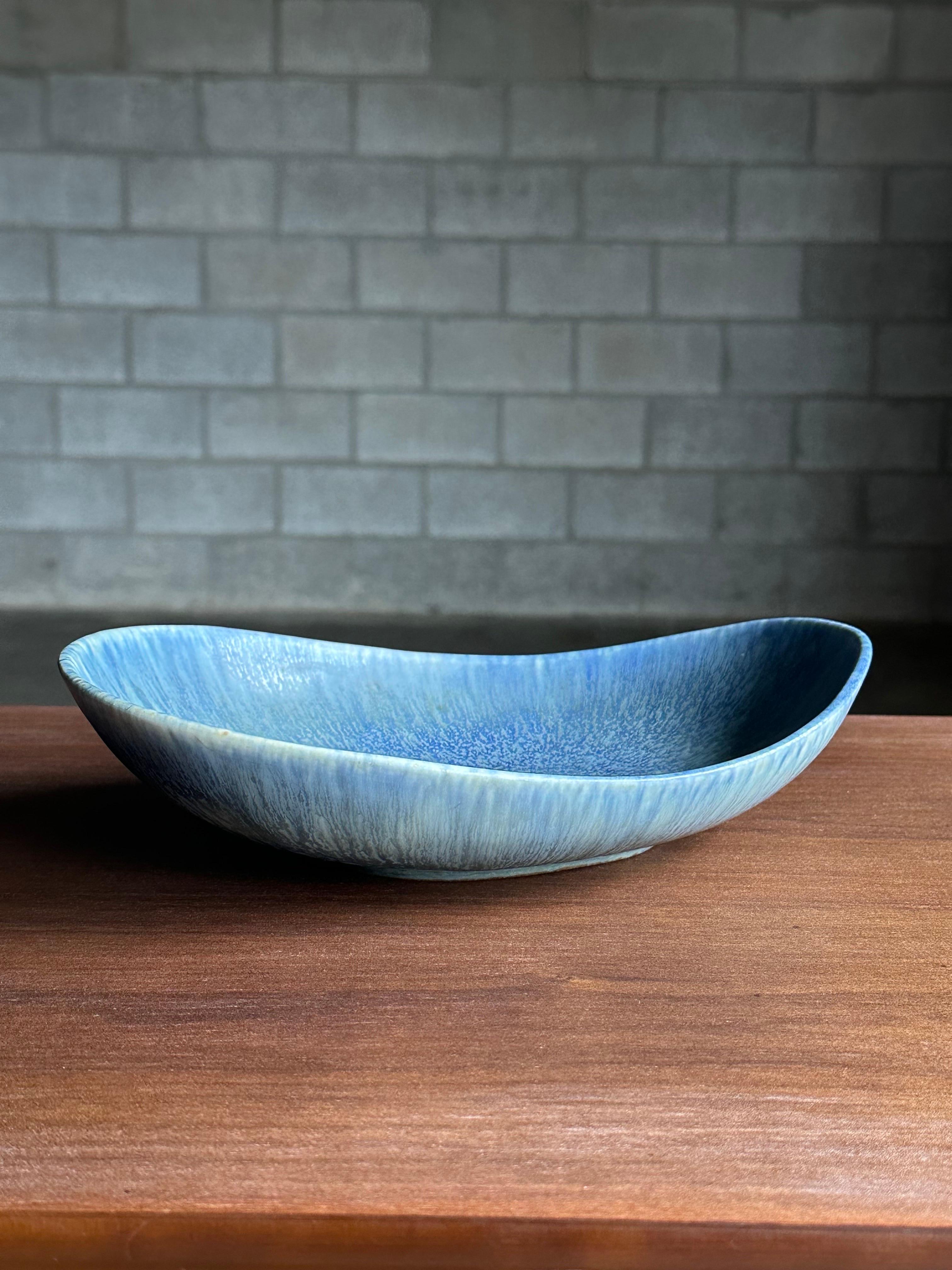 Un cuenco grande y poco común diseñado por Carl-Harry Stålhane para Rörstrand. Presenta una maravillosa paleta de colores azul bebé y marino con forma orgánica. Realmente un gran tamaño, forma y color.