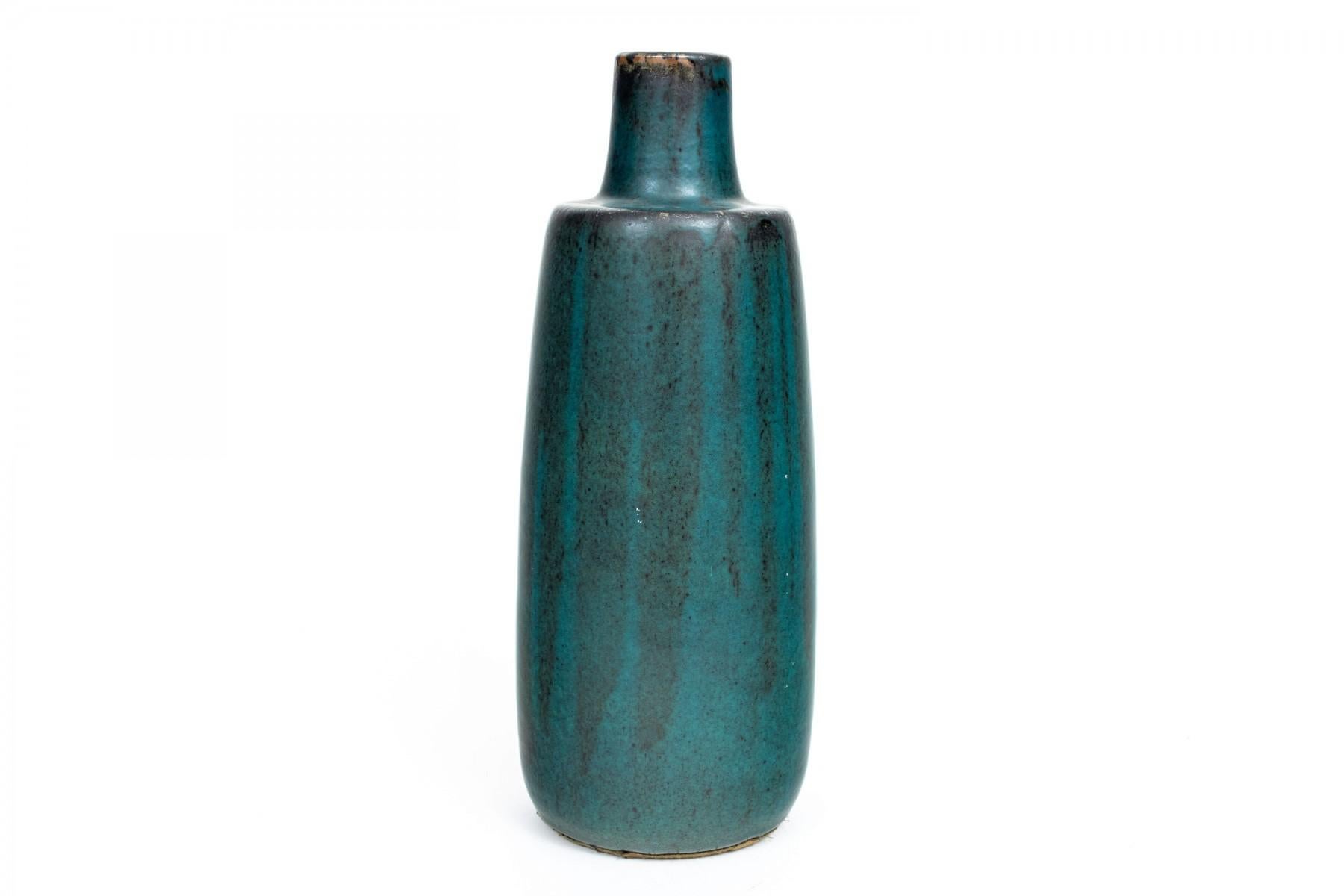 Seltene Vase von Carl-Harry Stålhane aus den 1950er Jahren mit mattgrauer / brauner / blauer Glasur in tollem Vintage  Bedingung. Produziert in Schweden für Rörstrand in den 1950er Jahren. Signiert unter dem Fuß mit 'R' und 3 Kronen, Atelje Sweden