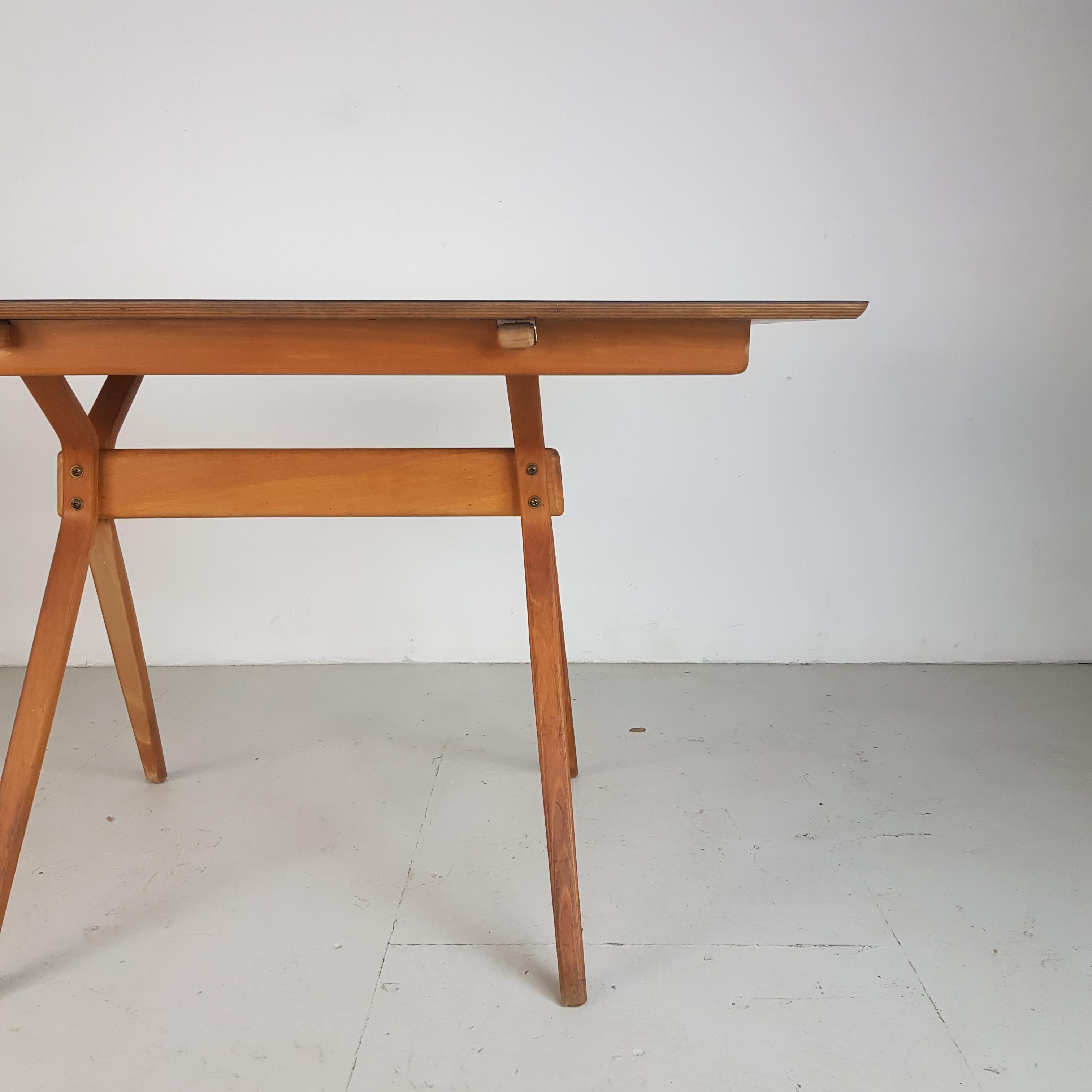 1950s Carl Jacobs Kandya Beech and Grey Striped Formica Table In Good Condition For Sale In Lewes, East Sussex