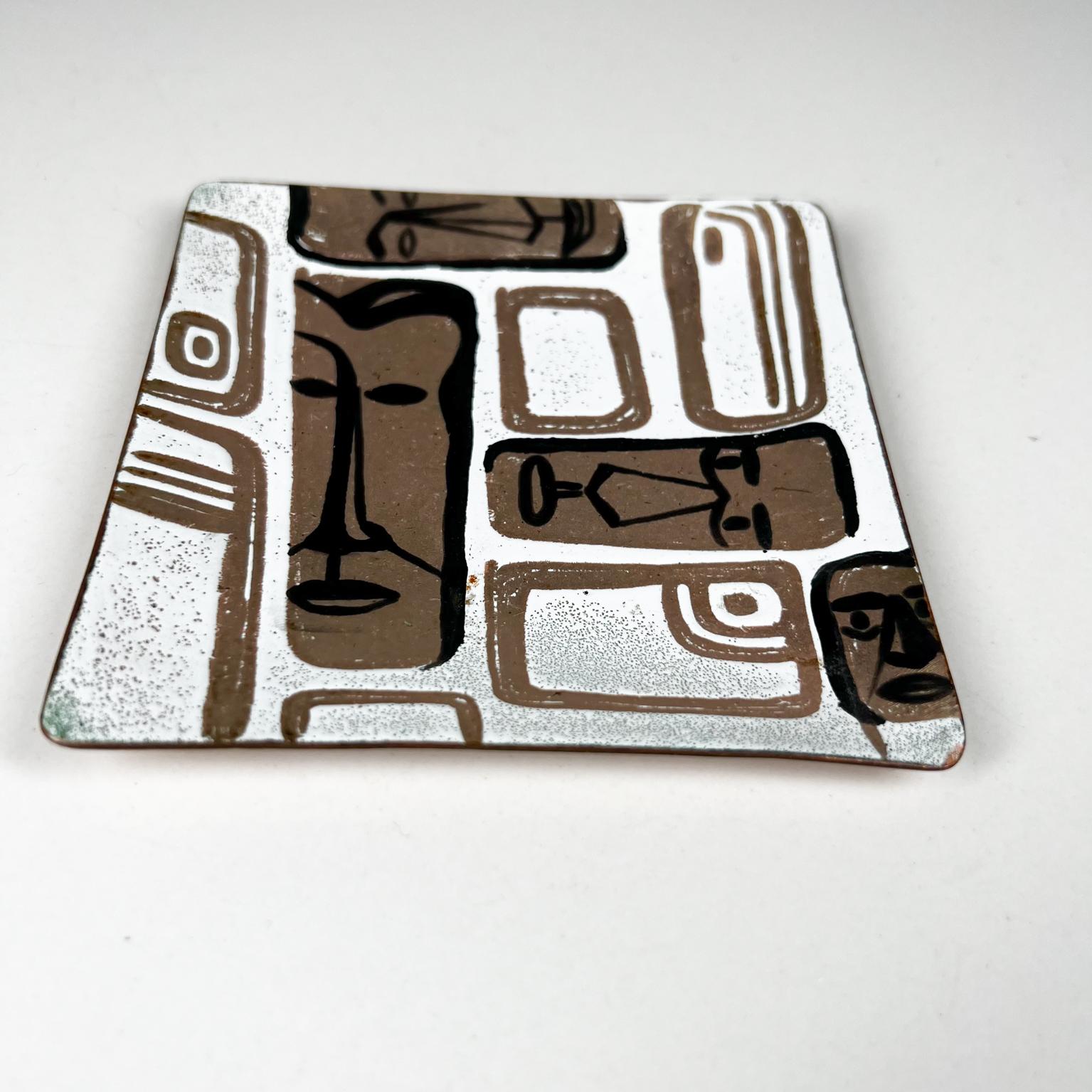 1950er Jahre Carl Wyman Modernist Kupfer-Emaille-Teller afrikanischen Motiv Ohio
Quadratischer Teller aus Kupferemail 
Unterzeichnet
4 x 4 x .38
Unrestaurierte Vintage-Platte aus Vorbesitz.
Siehe mitgelieferte Bilder.
