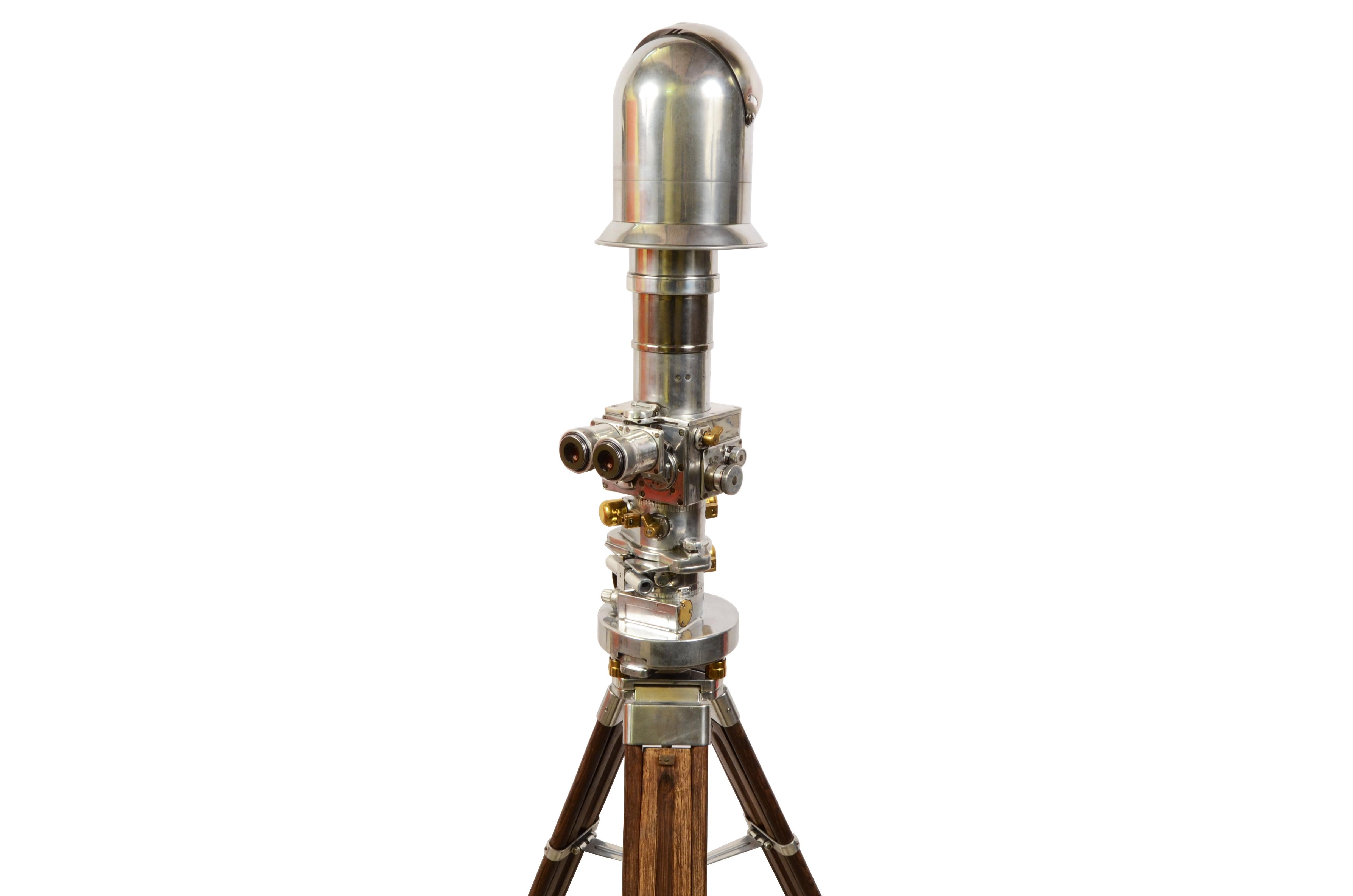 Richtungsweiser-Doppelfernrohr RWDF binocular periscope in brushed and polished aluminum, Carl Zeiss 10x50 lenses and objectives. Made in the 1950s during the Cold War period in West Germany. Complete with height-adjustable wooden tripod and wooden