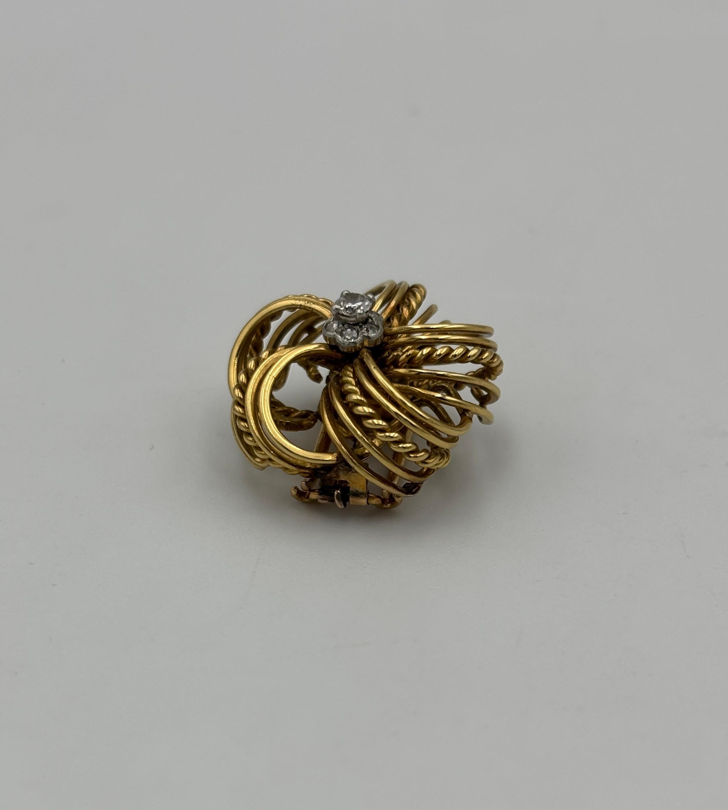 1950er Cartier Brosche aus 18k Gold mit 0,20 Karat Diamanten (Zeitgenössisch) im Angebot