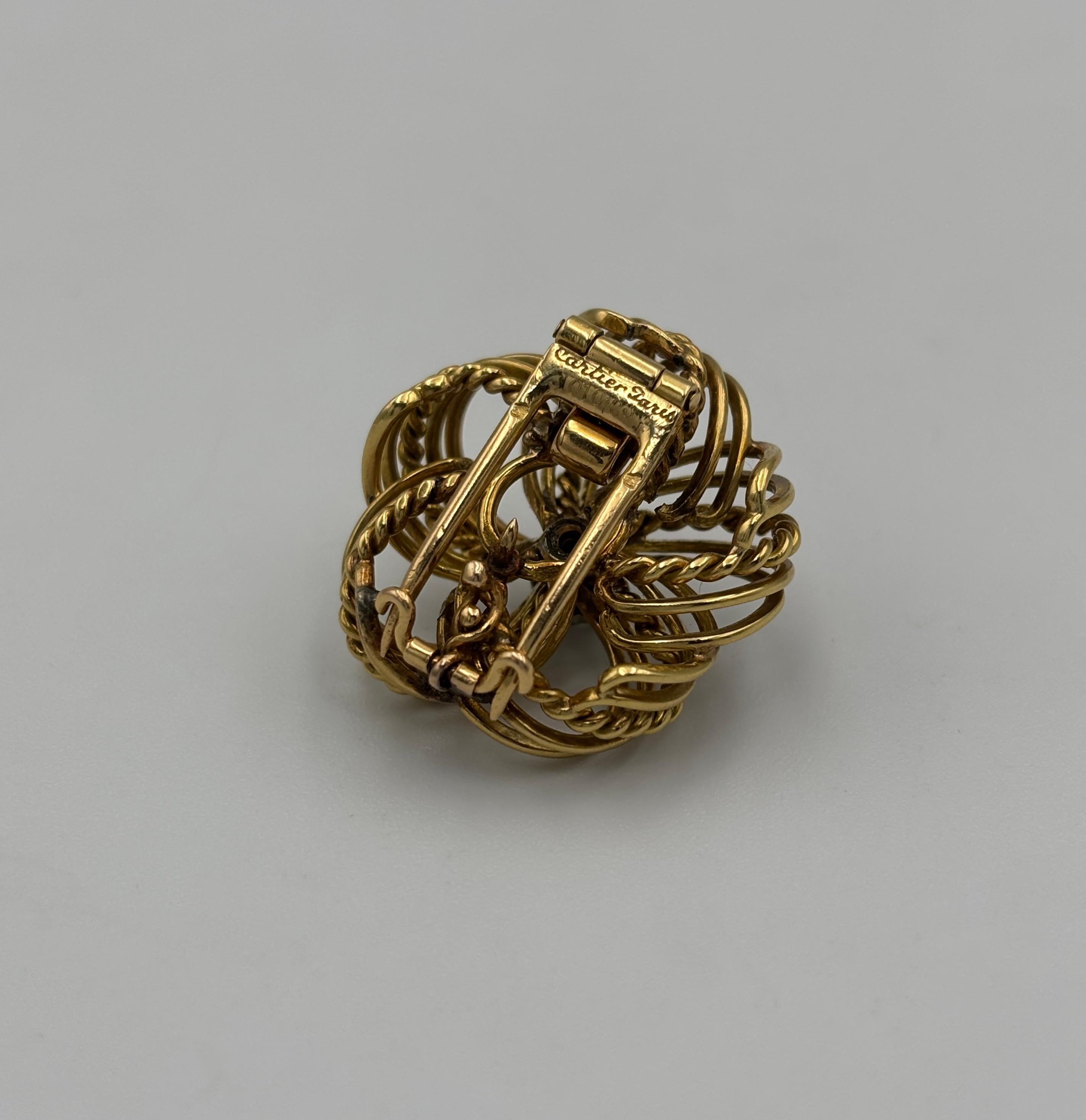 1950er Cartier Brosche aus 18k Gold mit 0,20 Karat Diamanten (Rundschliff) im Angebot