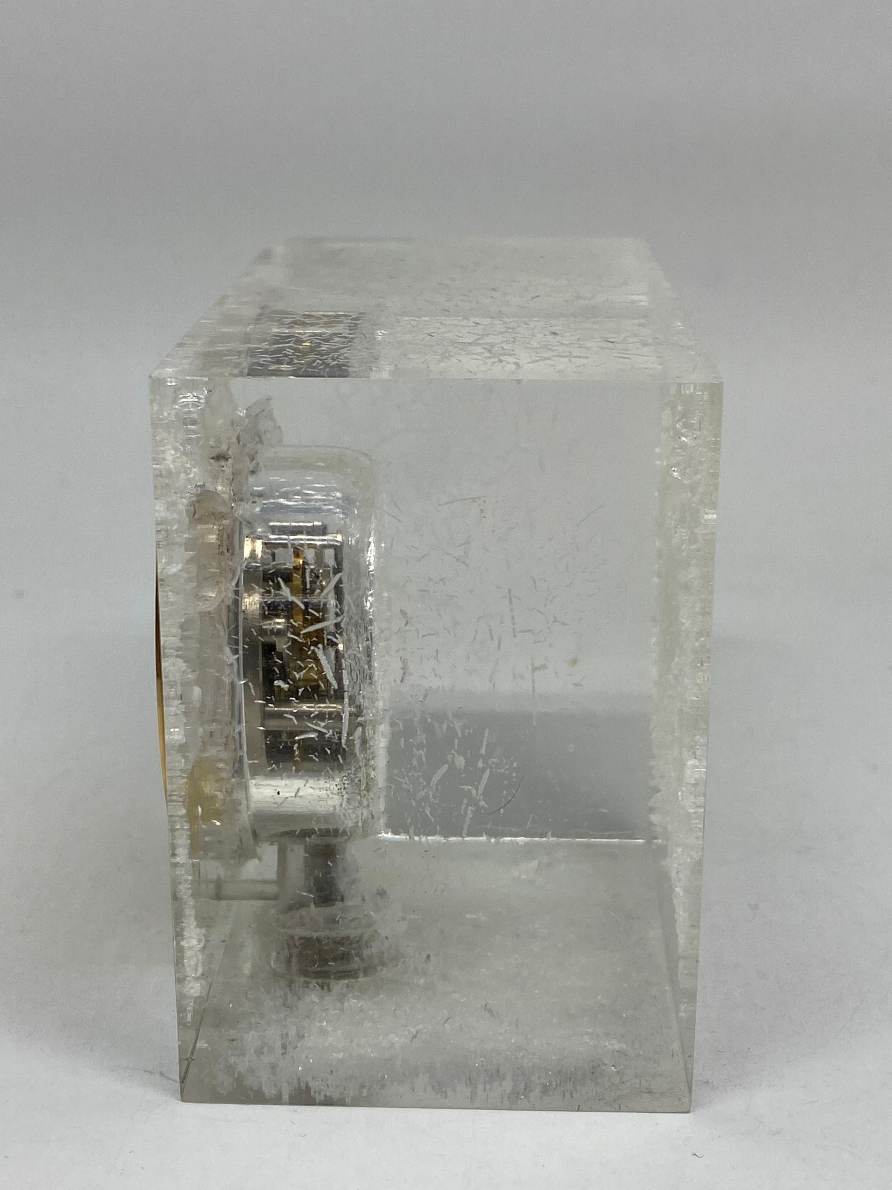 Paire d'horloges de bureau Cartier des années 1950 en or jaune et lucite avec mouvement Lecoultre en vente 6