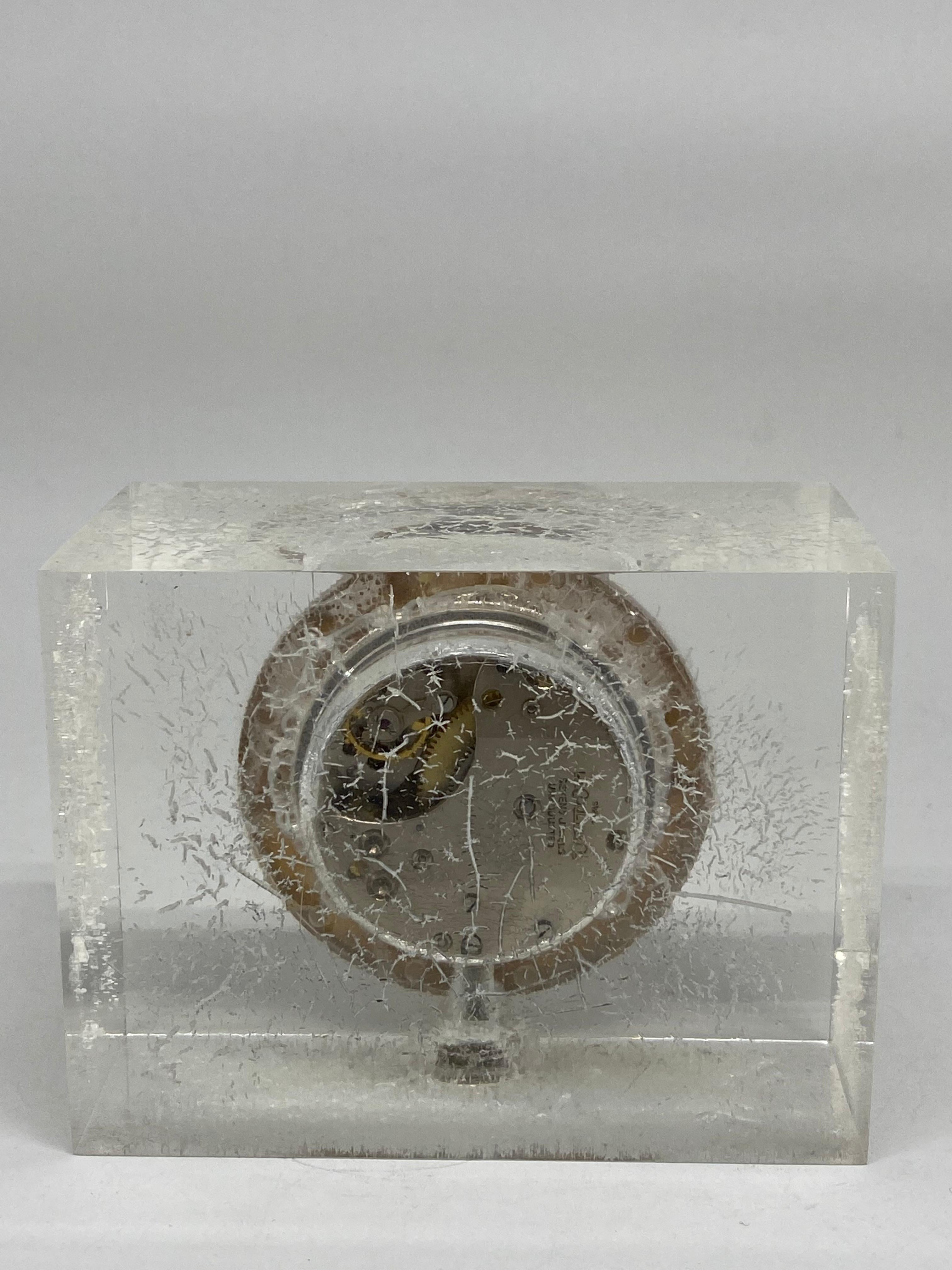 Paire d'horloges de bureau Cartier des années 1950 en or jaune et lucite avec mouvement Lecoultre en vente 7