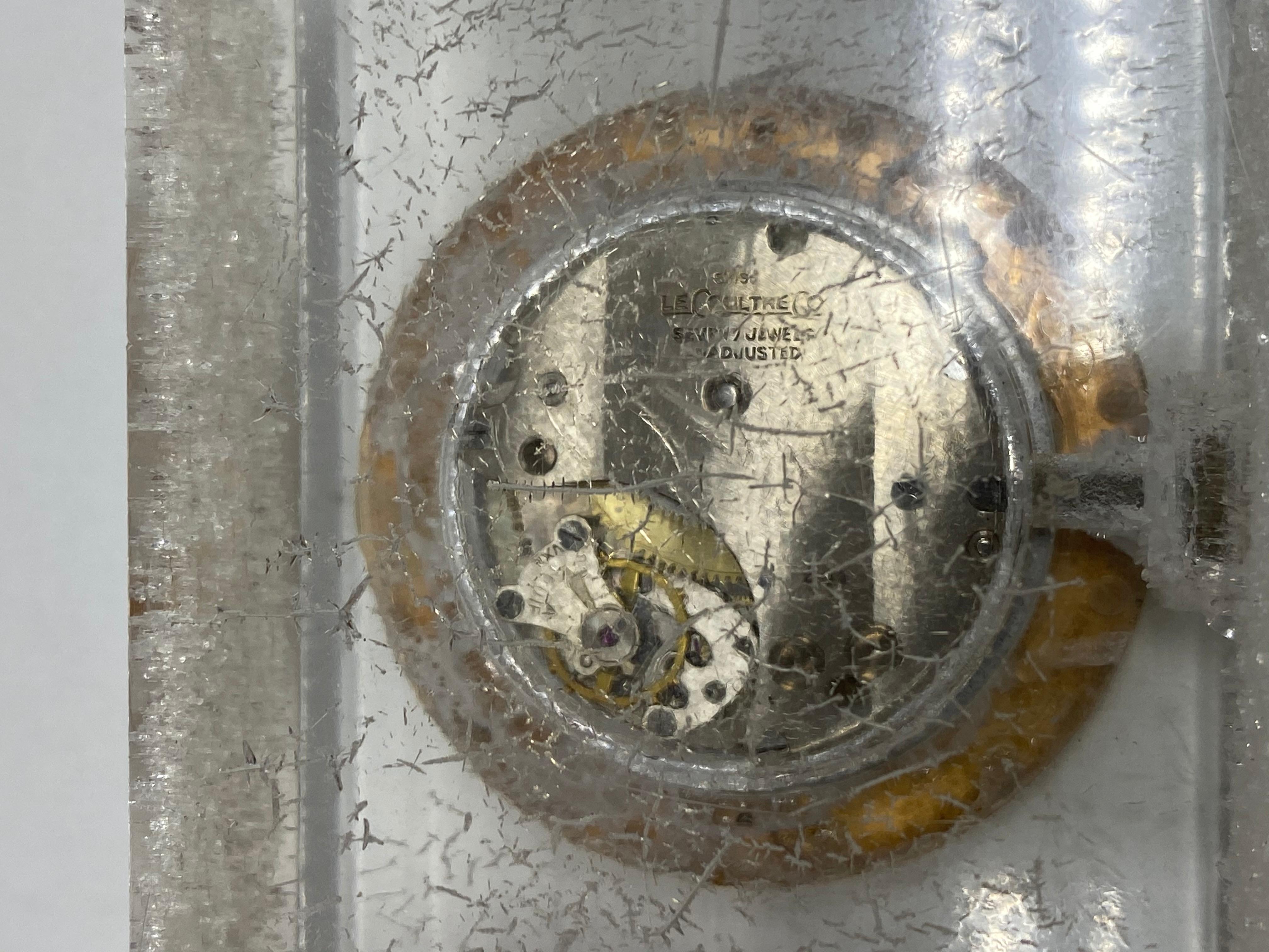 Paire d'horloges de bureau Cartier des années 1950 en or jaune et lucite avec mouvement Lecoultre en vente 9