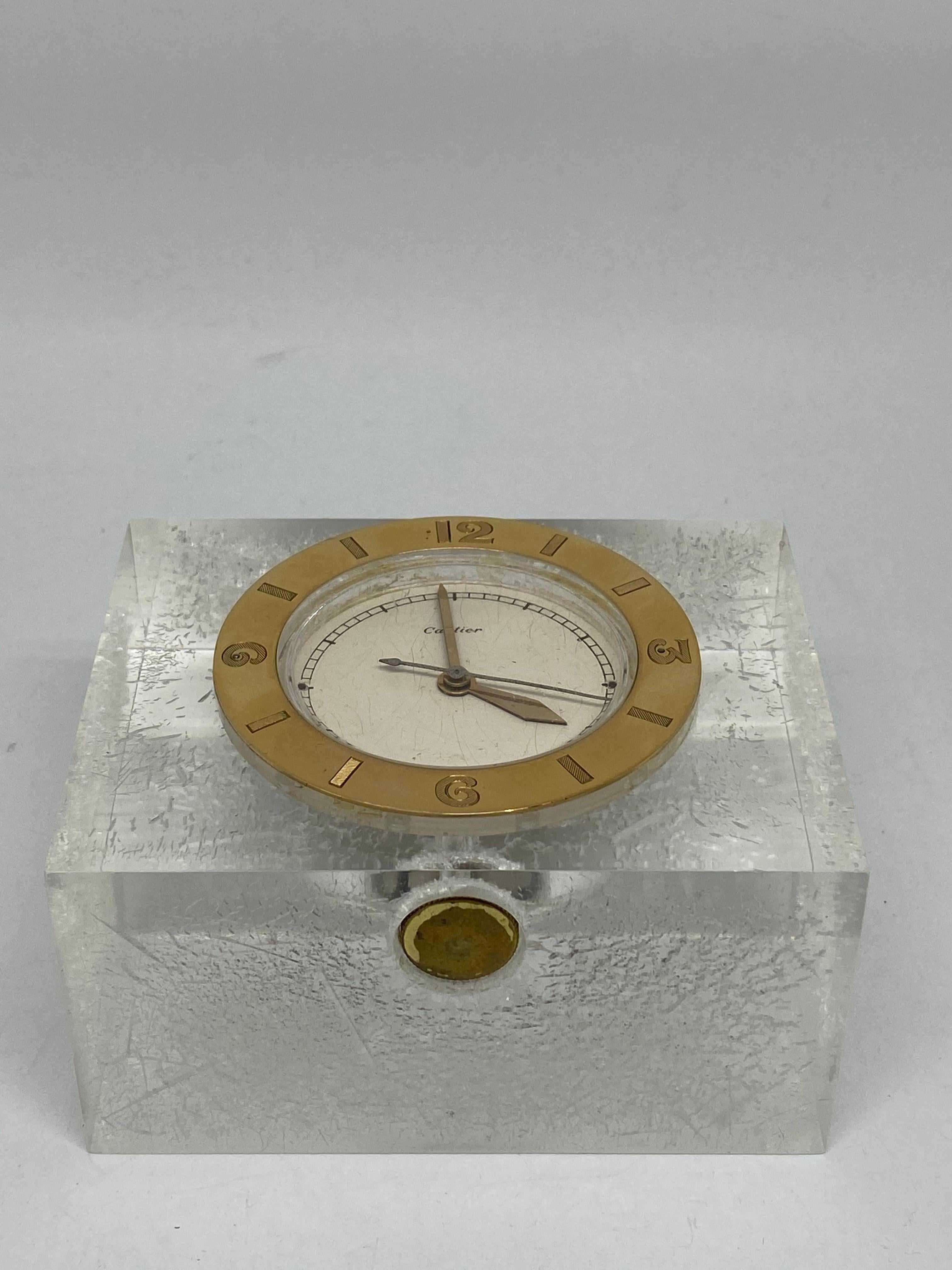 Paire d'horloges de bureau Cartier des années 1950 en or jaune et lucite avec mouvement Lecoultre en vente 11