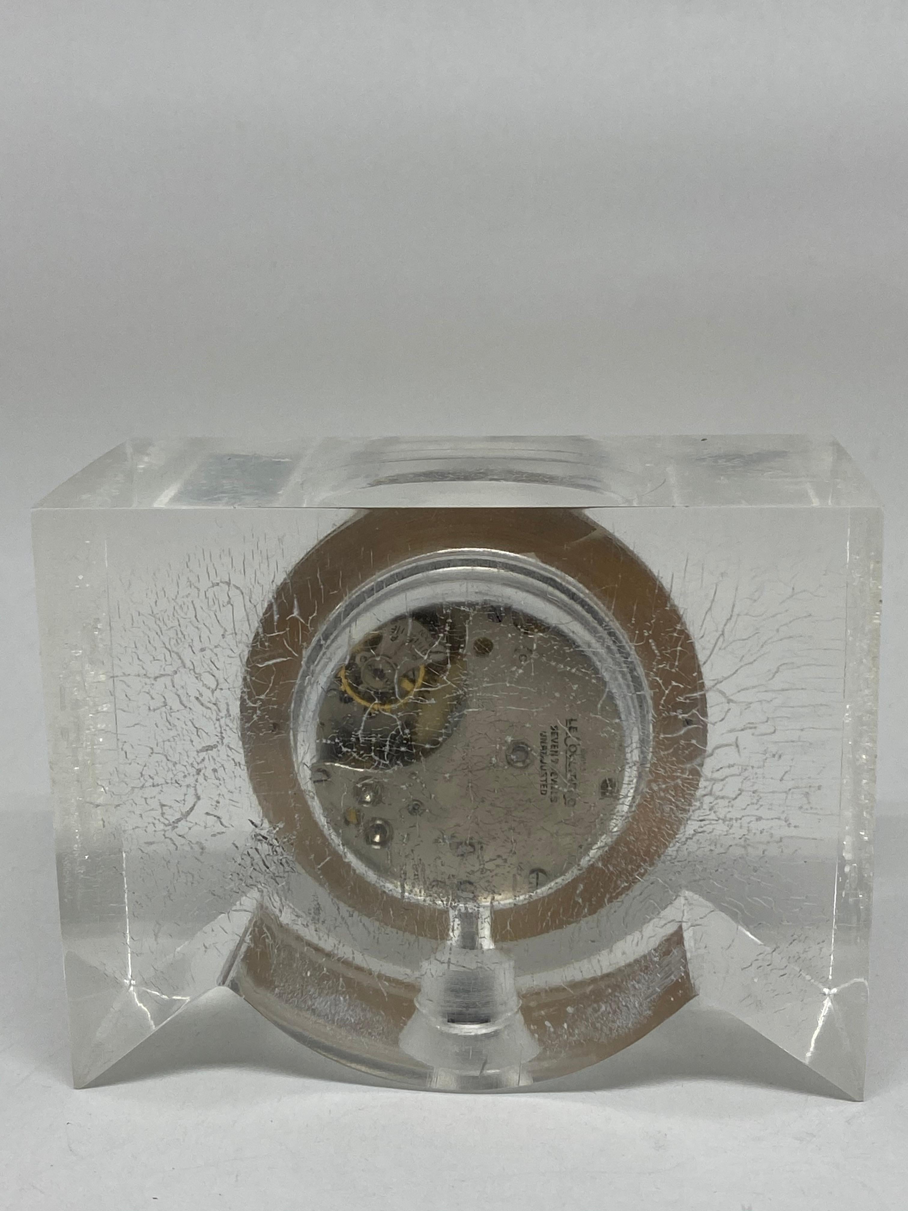 Paire d'horloges de bureau Cartier des années 1950 en or jaune et lucite avec mouvement Lecoultre Excellent état - En vente à Beverly Hills, CA