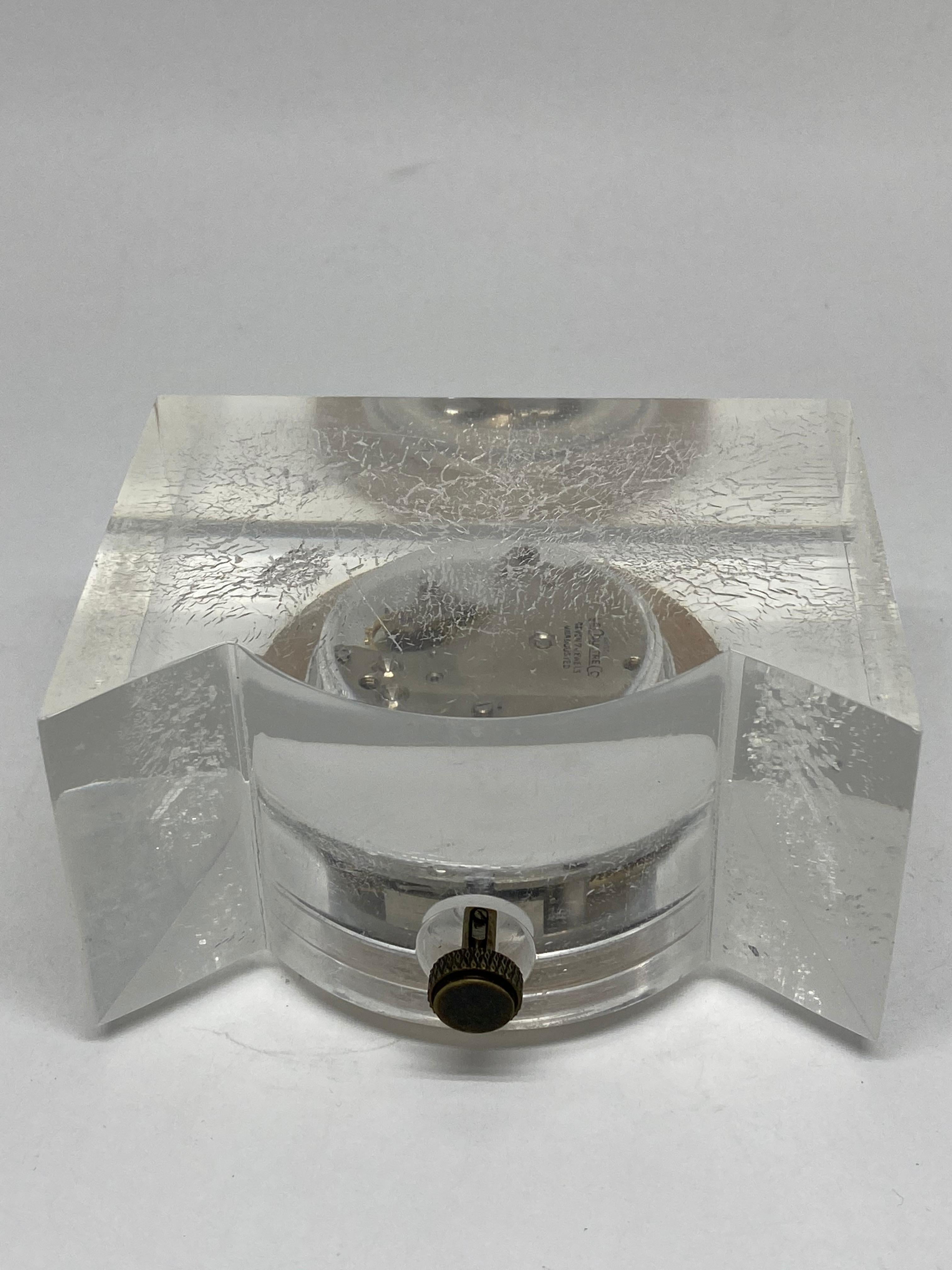 Paire d'horloges de bureau Cartier des années 1950 en or jaune et lucite avec mouvement Lecoultre en vente 1