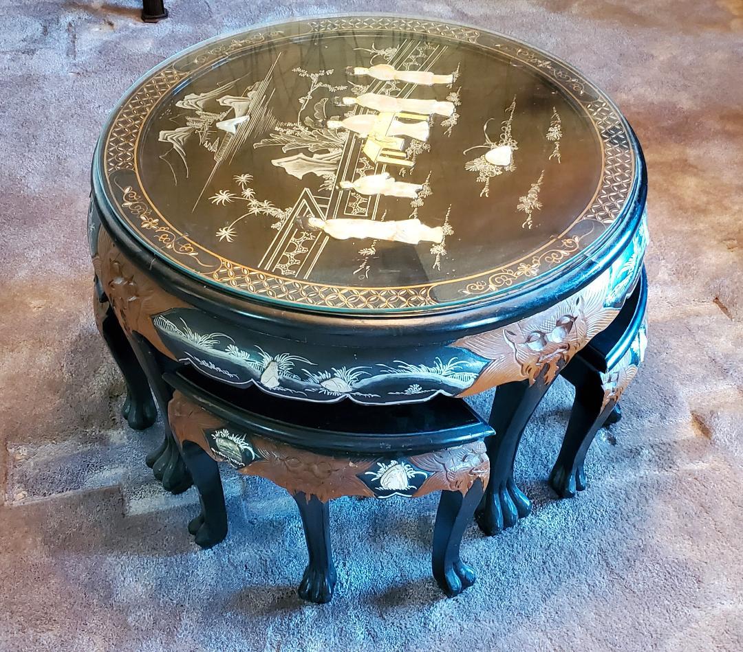 Chinese 1950s Carved Asian Tea Table With Mother Of Pearl And 4 Matching Wedged Stools