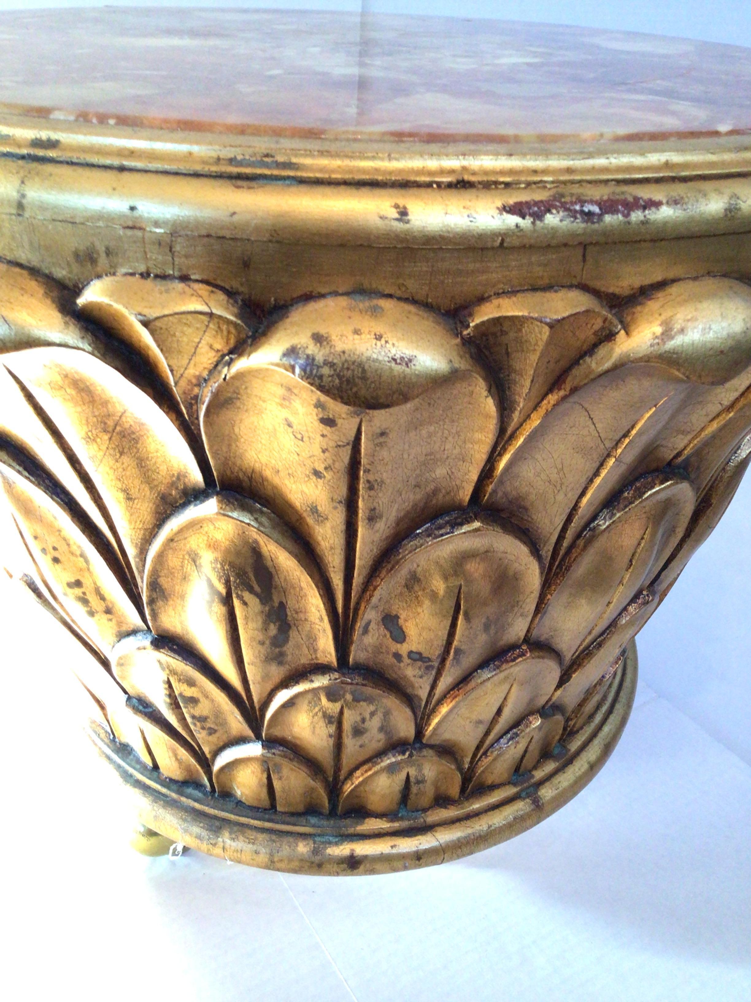 Sculpté à la main Table des années 1950 en bois sculpté et doré avec plateau en marbre et base en Wood en vente