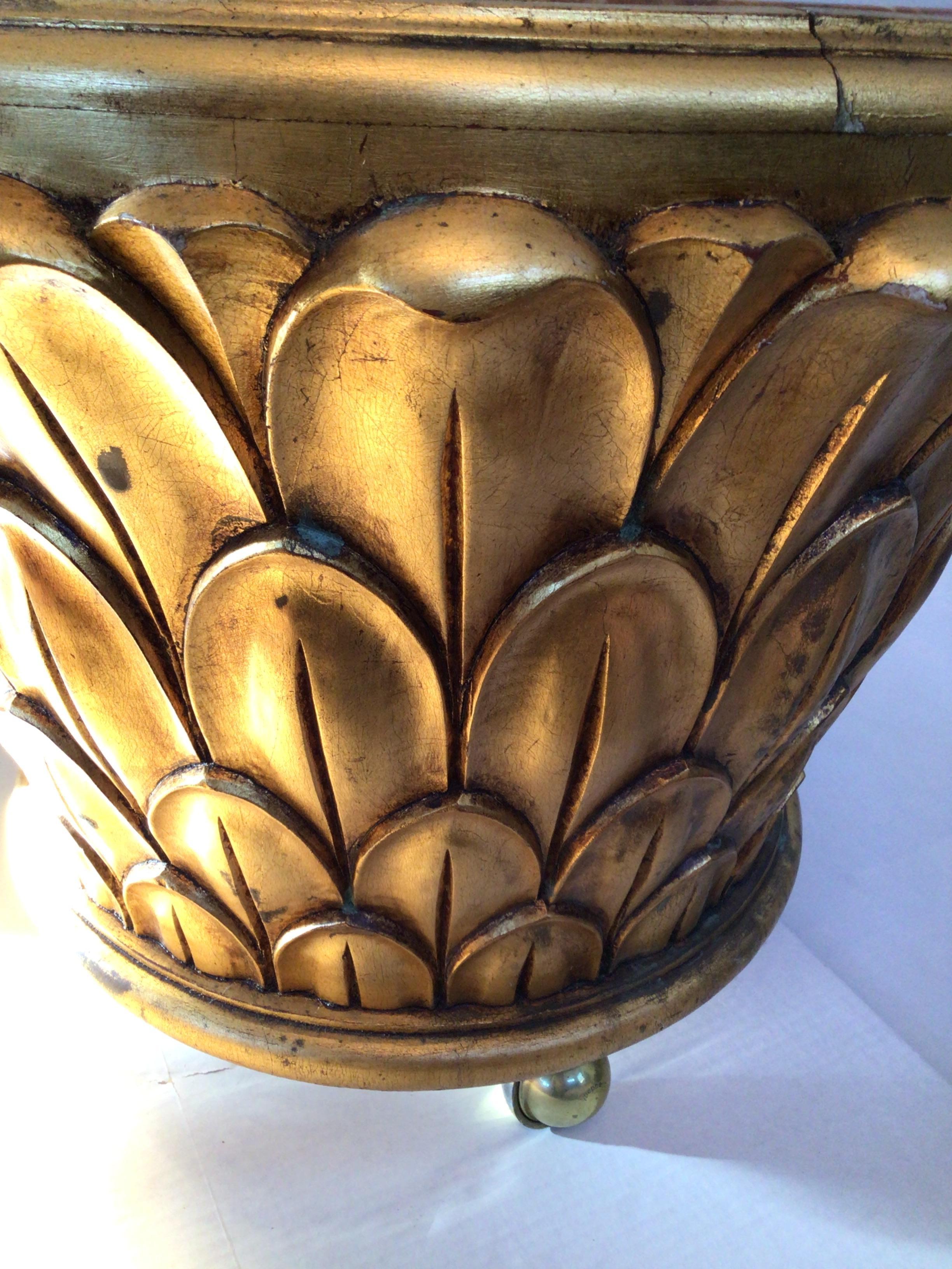 Table des années 1950 en bois sculpté et doré avec plateau en marbre et base en Wood Bon état - En vente à Tarrytown, NY