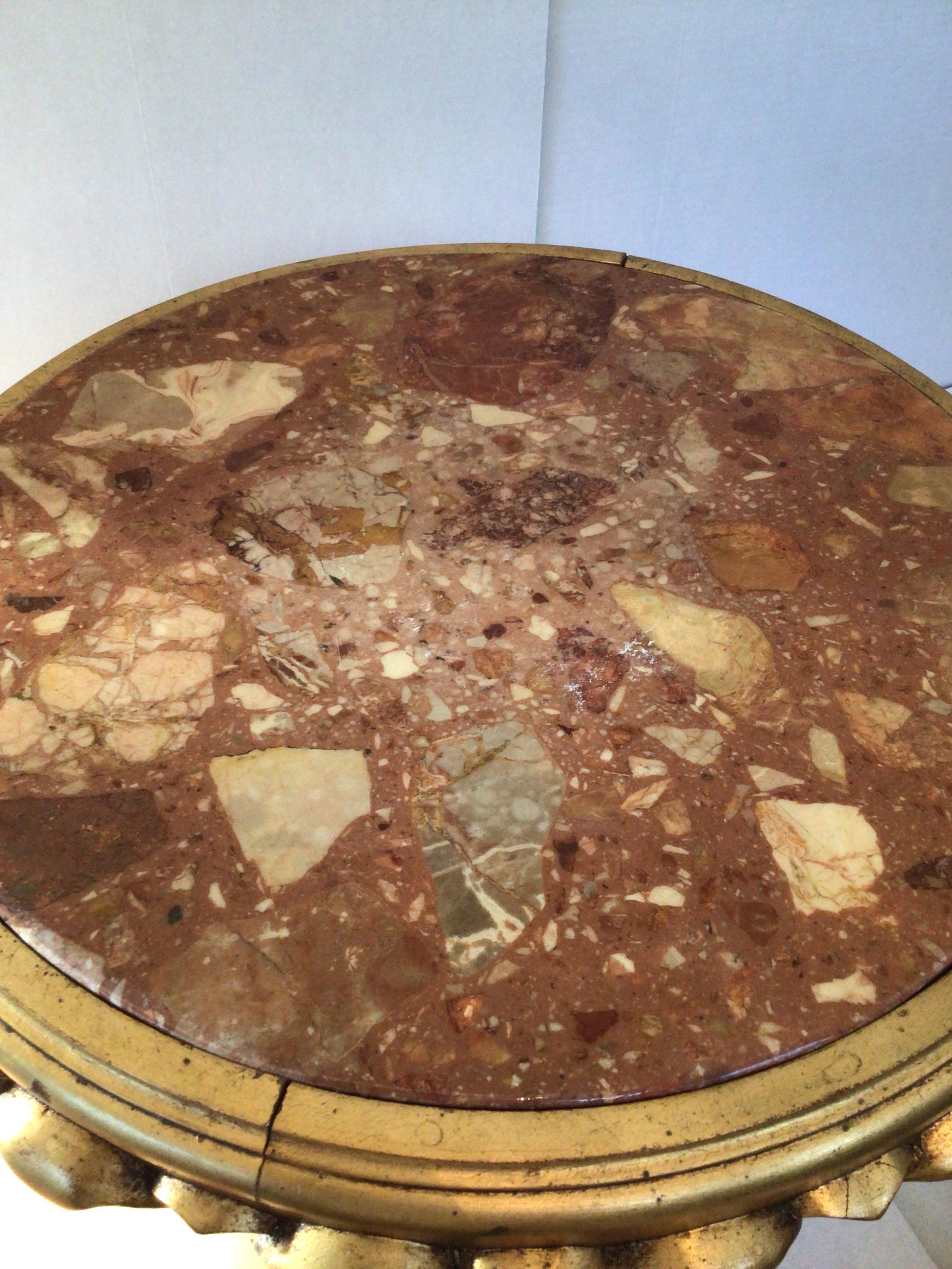 Milieu du XXe siècle Table des années 1950 en bois sculpté et doré avec plateau en marbre et base en Wood en vente