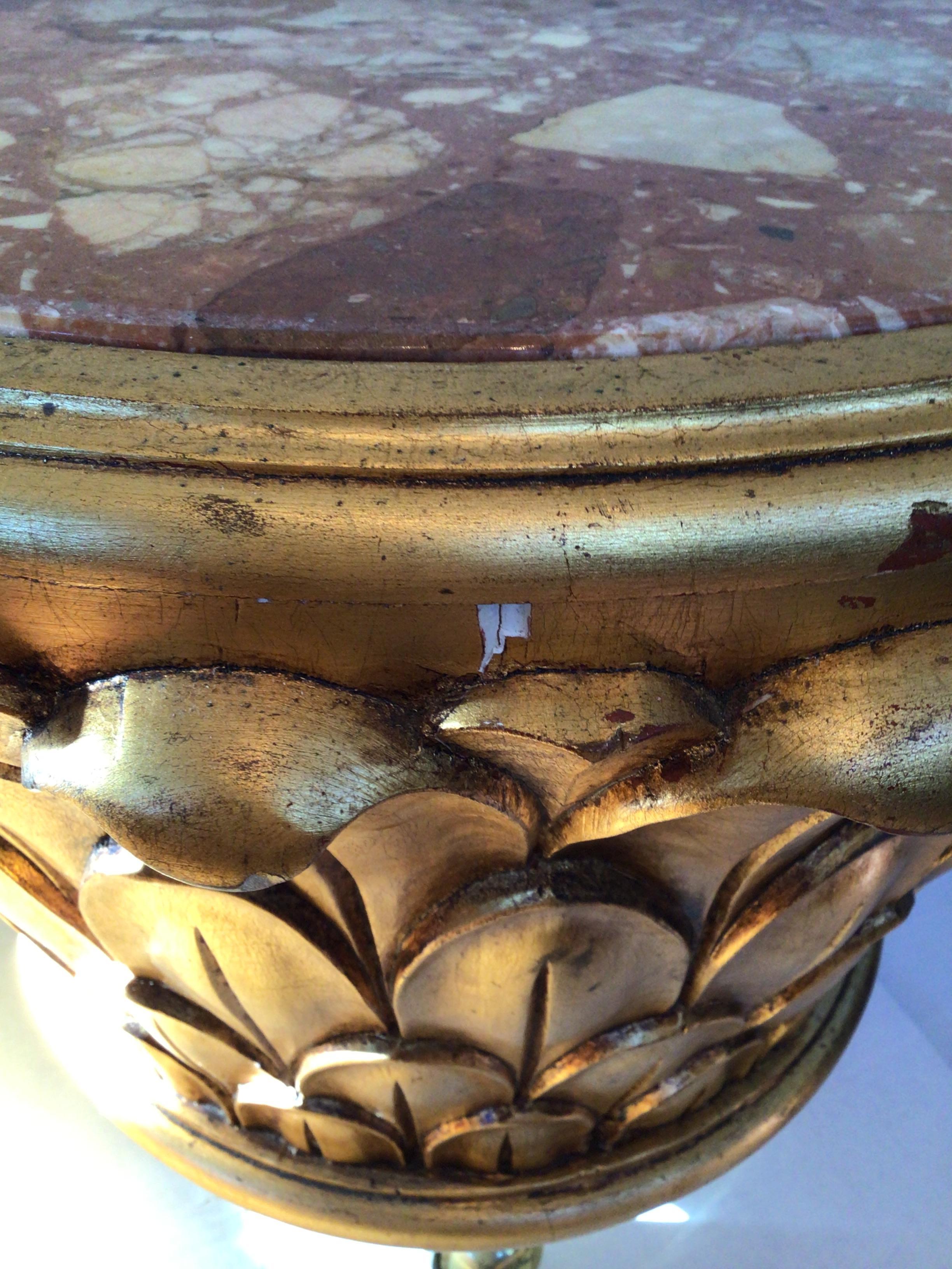 Marbre Table des années 1950 en bois sculpté et doré avec plateau en marbre et base en Wood en vente