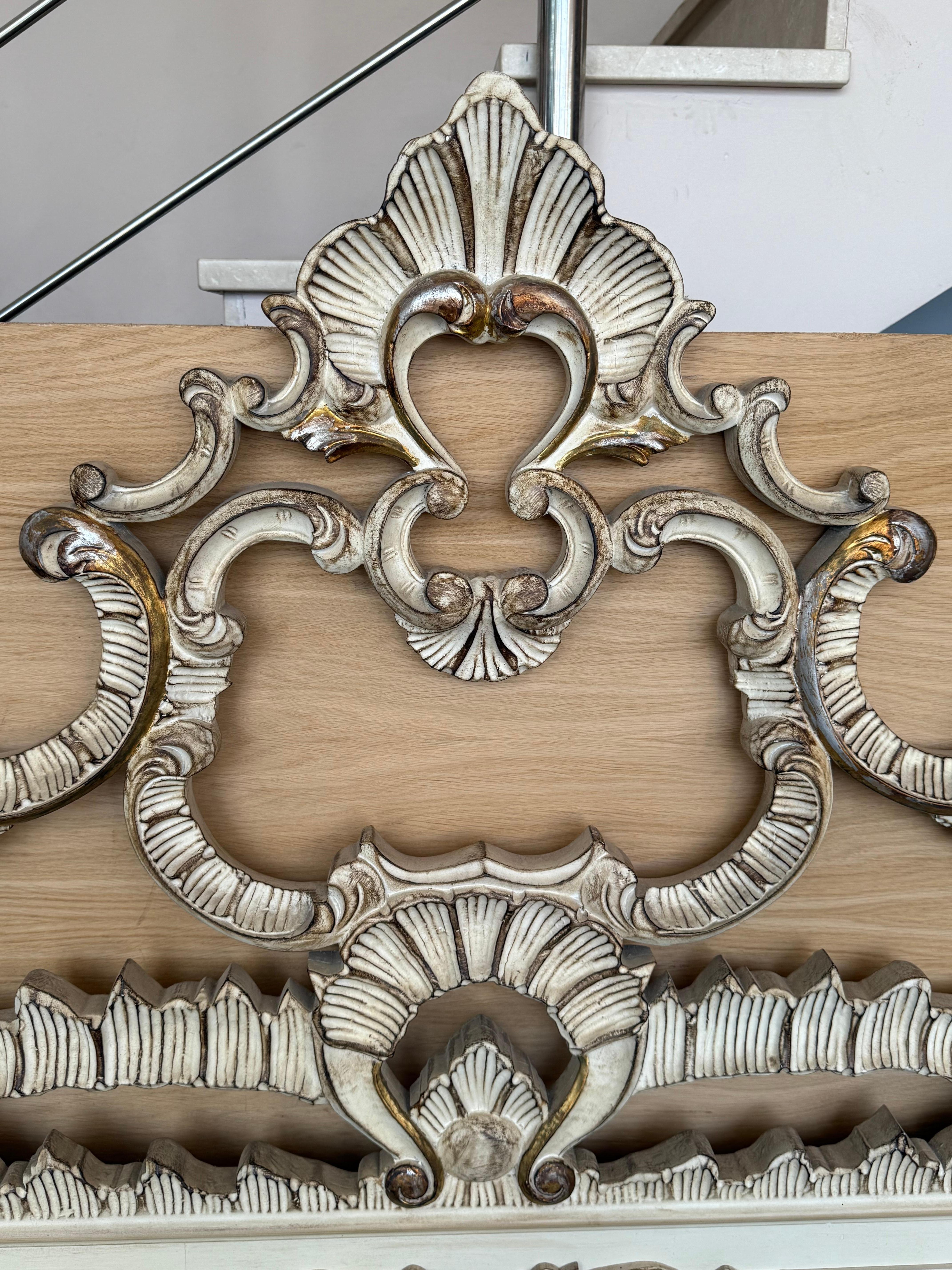 Geschnitztes spanisches Rokoko-Kopfteil in Silber aus den 1950er Jahren von Mariano Garcia (Spanisch) im Angebot